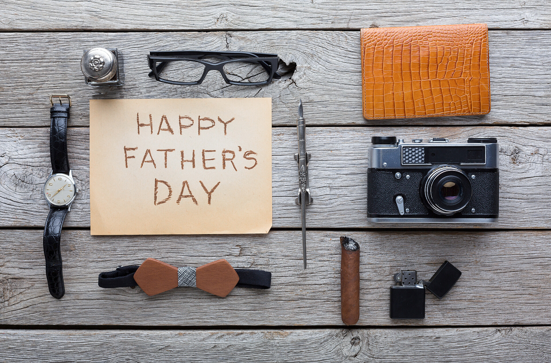 桌面上摆放着关于父亲的用品父亲节快乐仿古木背景上快乐的父亲节卡
