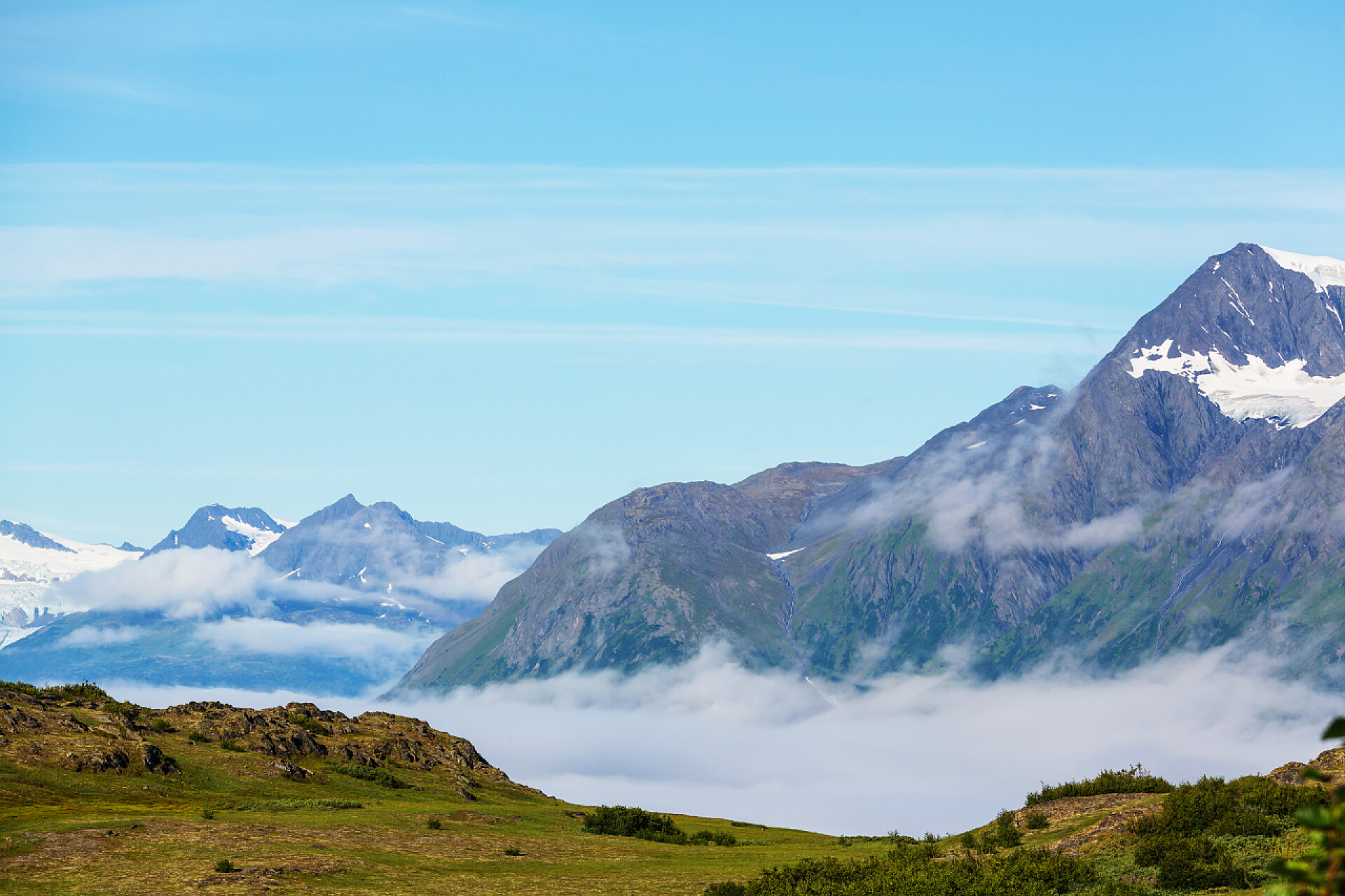 阿拉斯加风景如画的山脉覆盖着积雪风景如画的群山之中阿拉斯加 