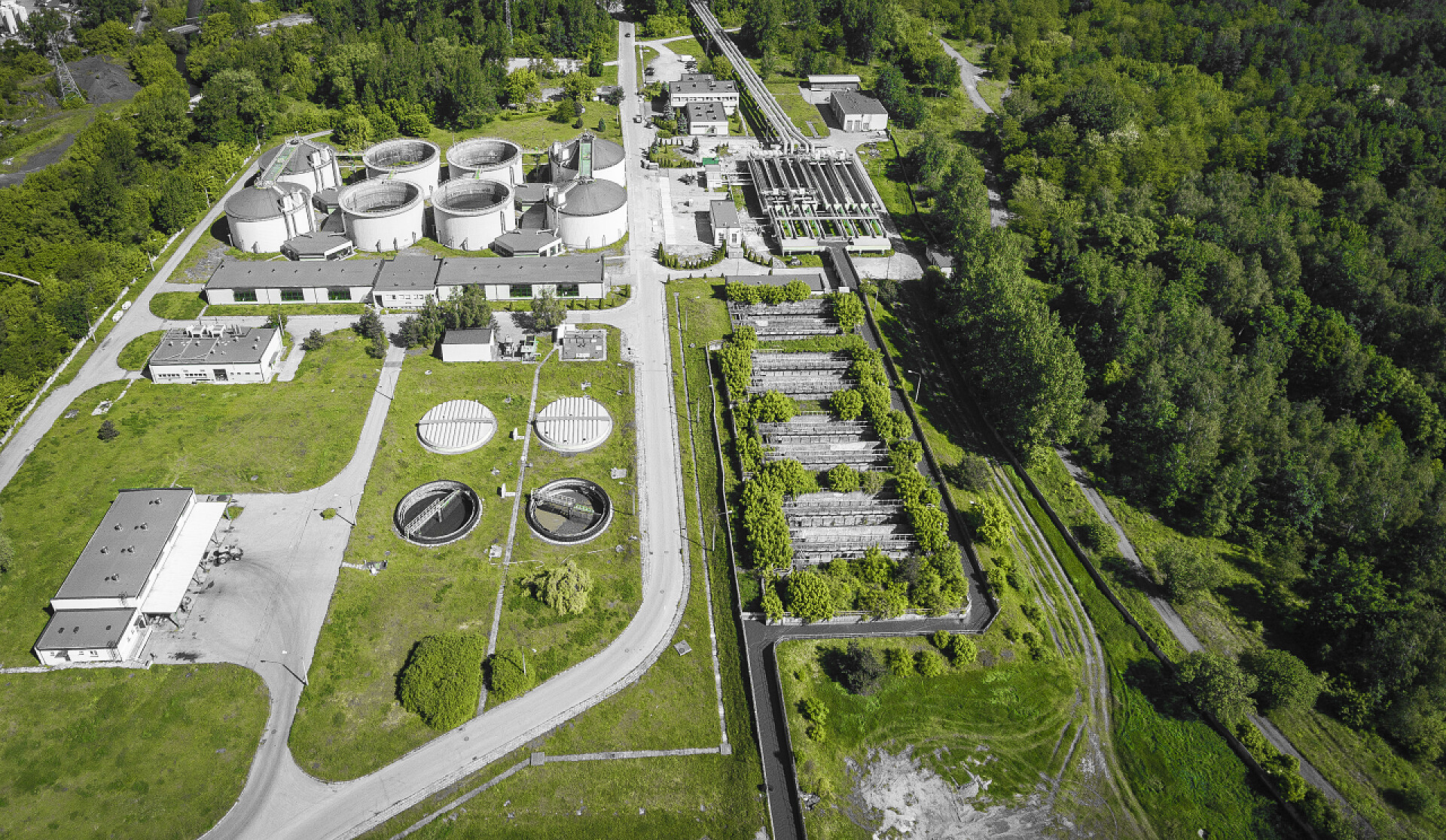 俯拍污水处理厂污水处理场。看不到 clarifyin 的静态航拍照片