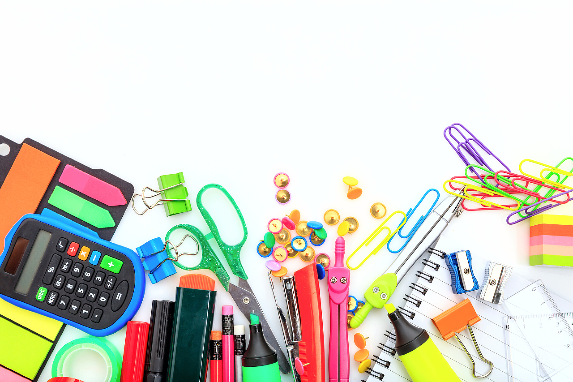 白背景上各种各样的学习用品