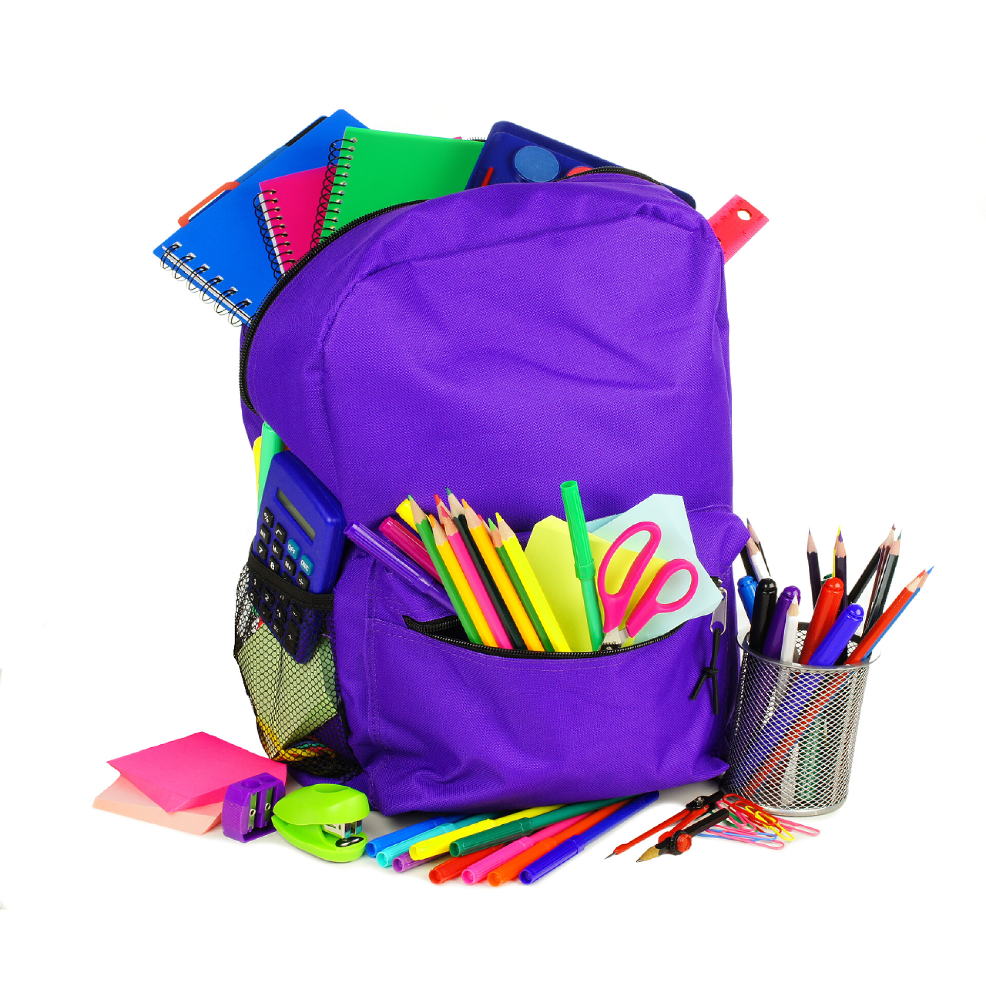 白背景上的紫色书包背包和学校用品白色