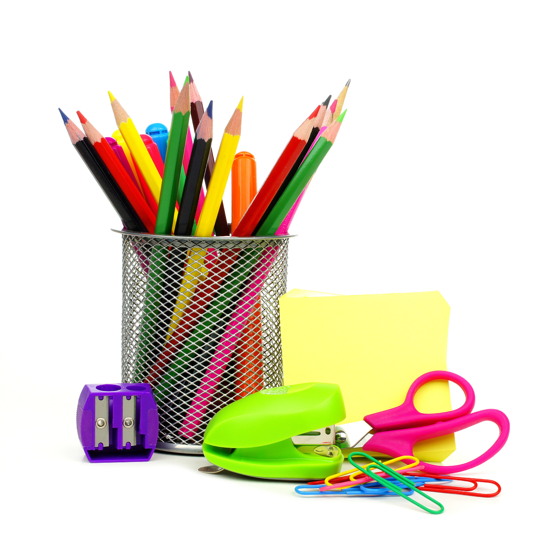 白背景上笔筒里的彩色彩笔集团的学校用品在白色的背景 