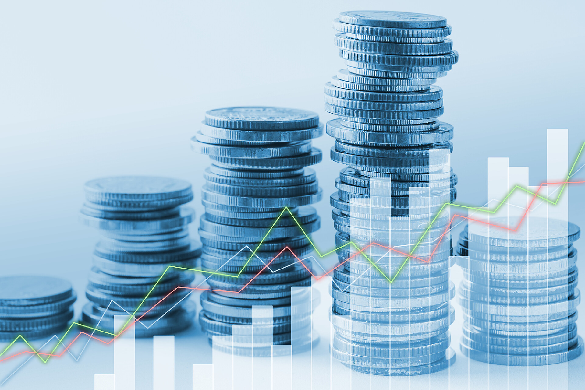 硬币堆起的数据分析图二次曝光的硬币堆的晚市光背景