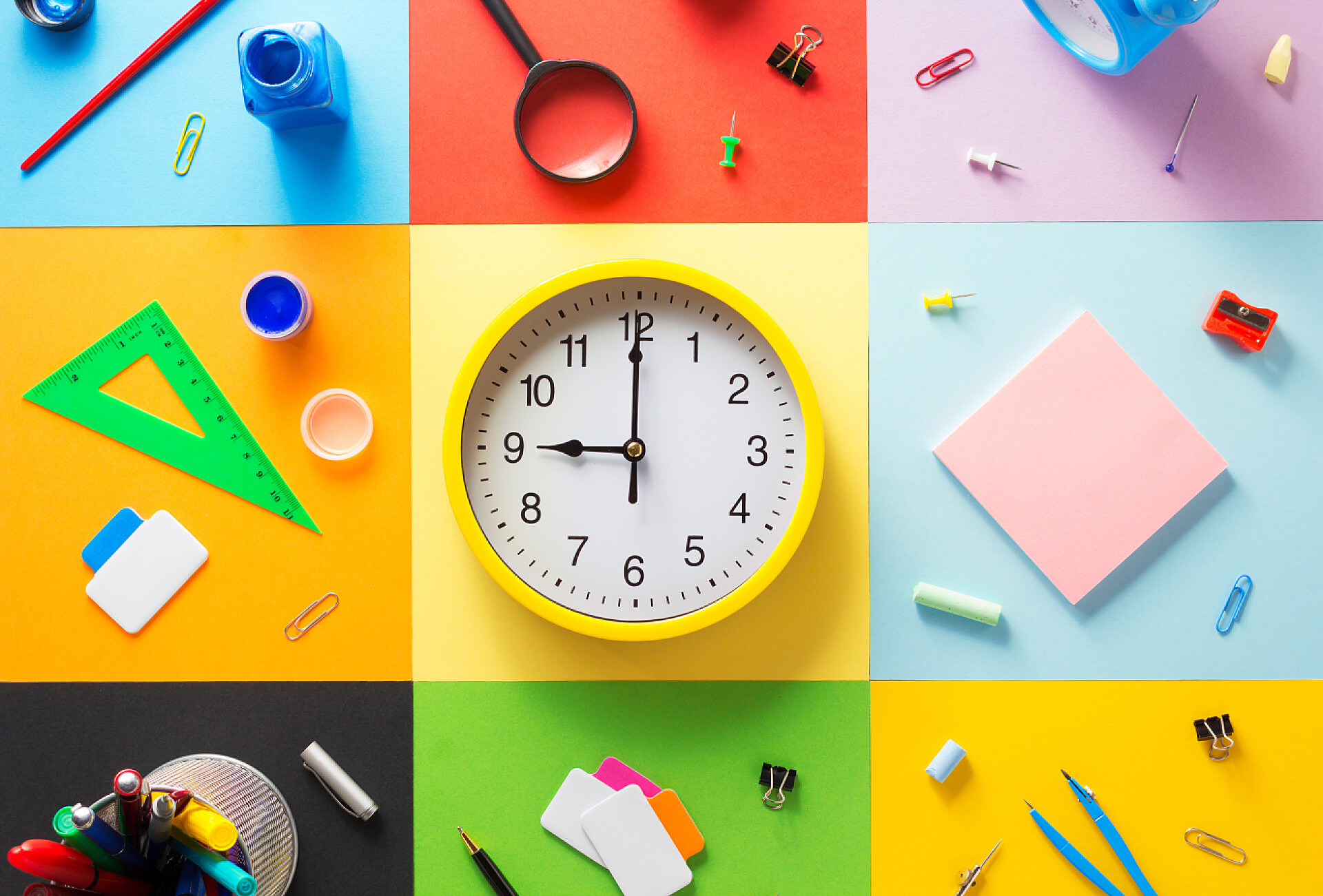 抽象的彩色纸背景纹理上的学习用品各类学校用品