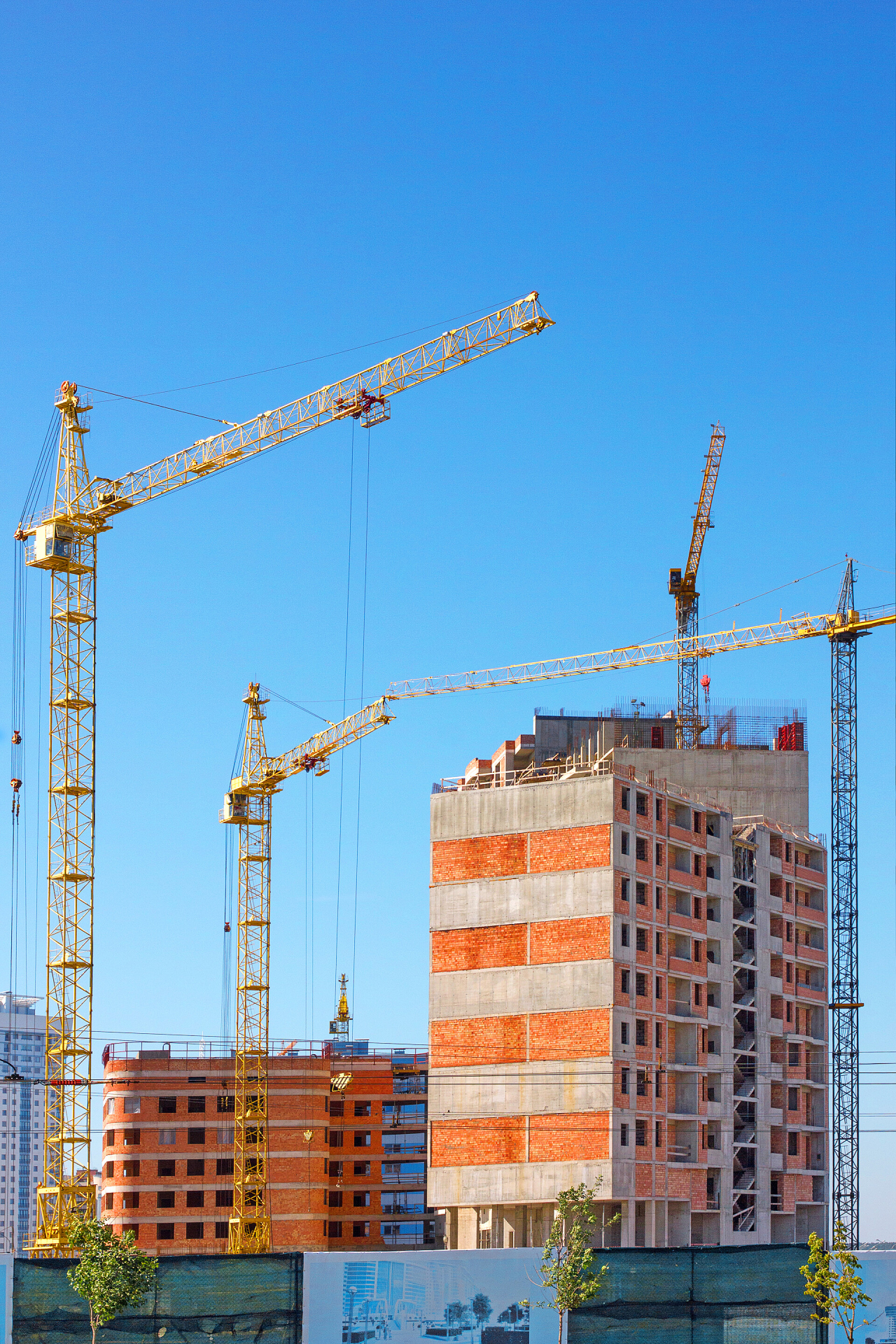 蓝色晴天建造住宅楼房建筑用起重机、 塔式起重机上建筑施工