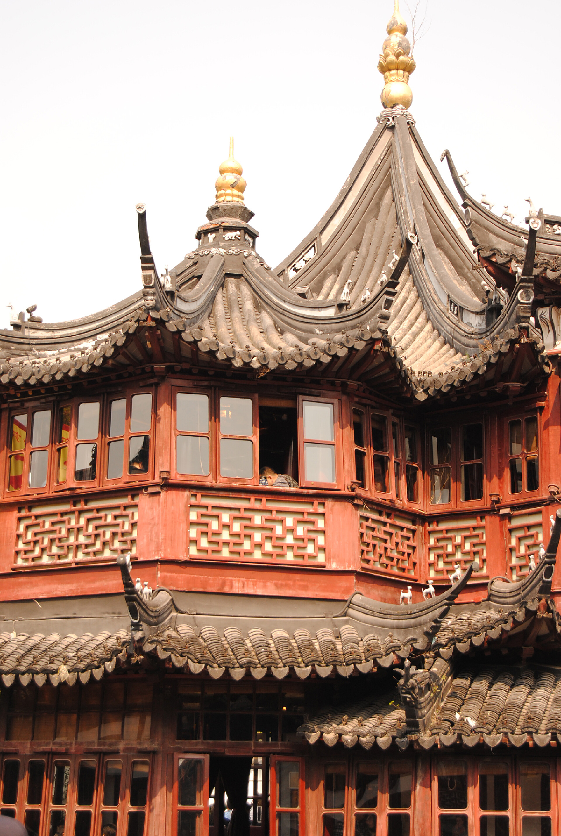 白背景下的古建筑房子上海豫园中国茶室