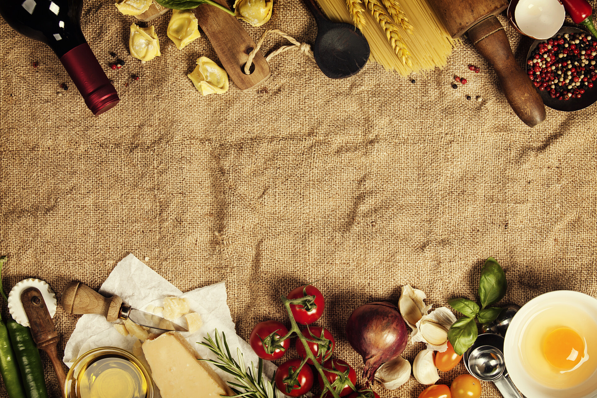 在麻布上的蔬菜和厨房用品俯视图意大利食品背景。麻布背景与文本的空间