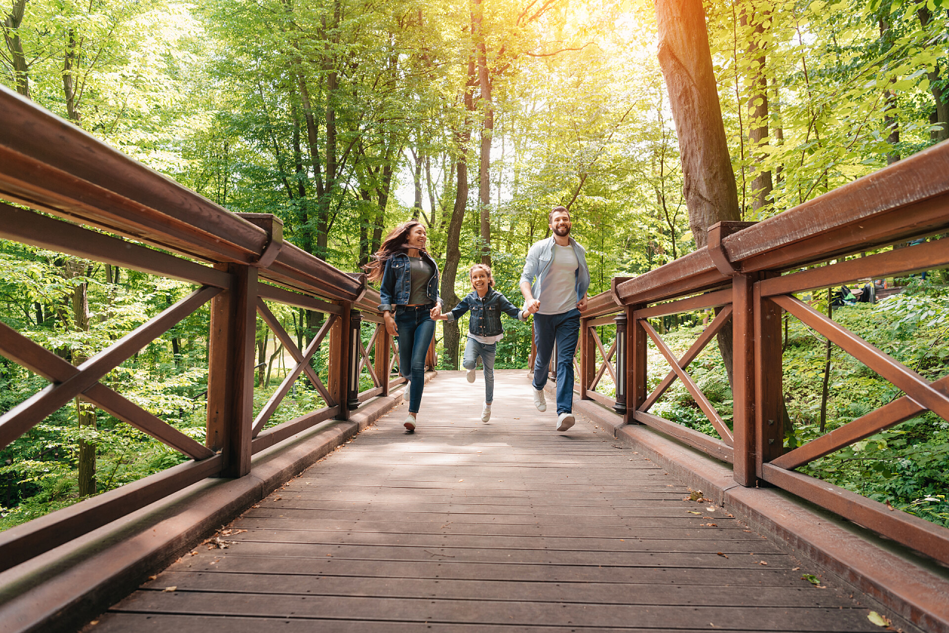 快乐一家人在森林的木桥散步花时间在一起的跨种族家庭