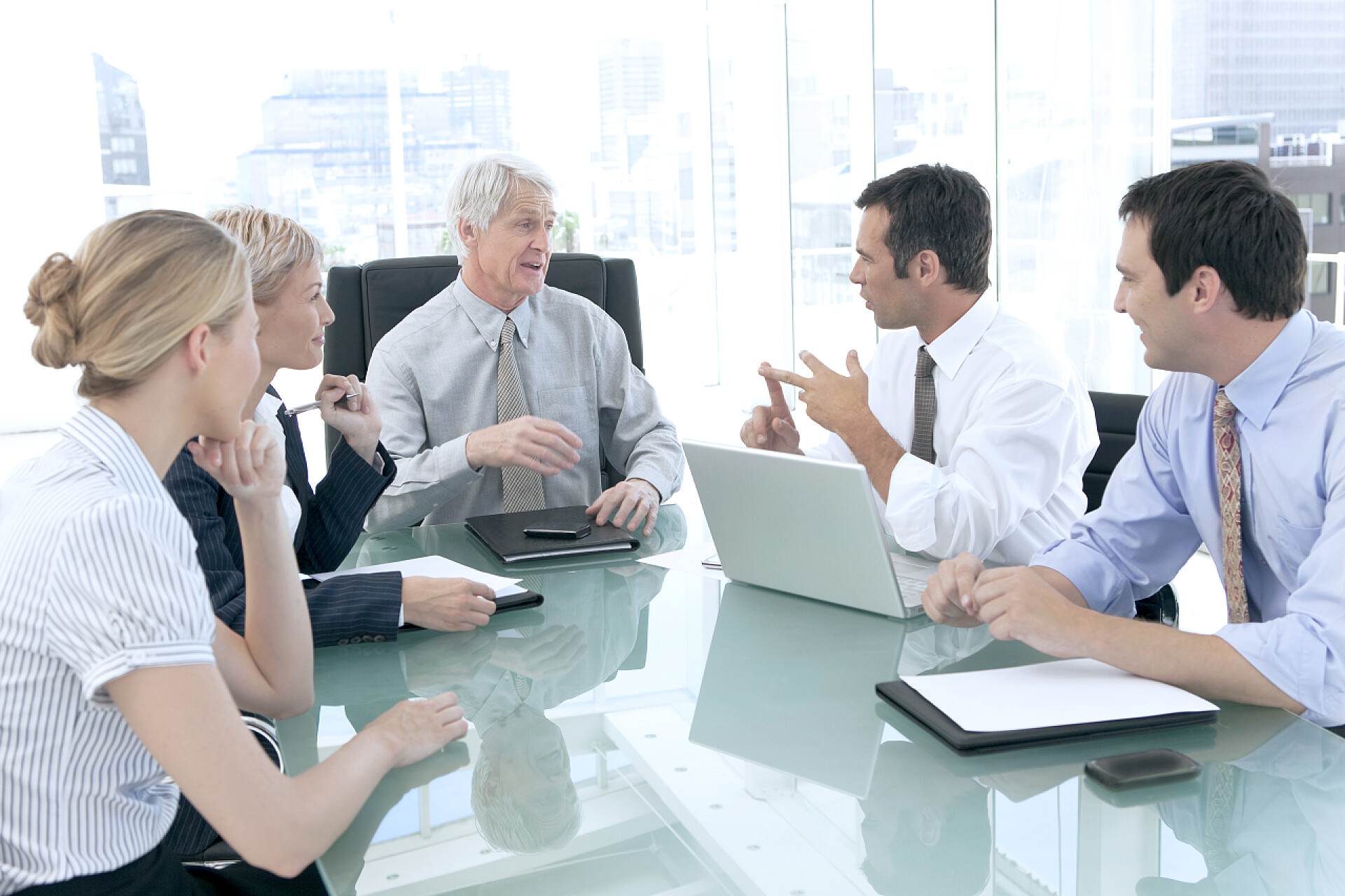 商务白领在会议上讨论工作商务会议和老板