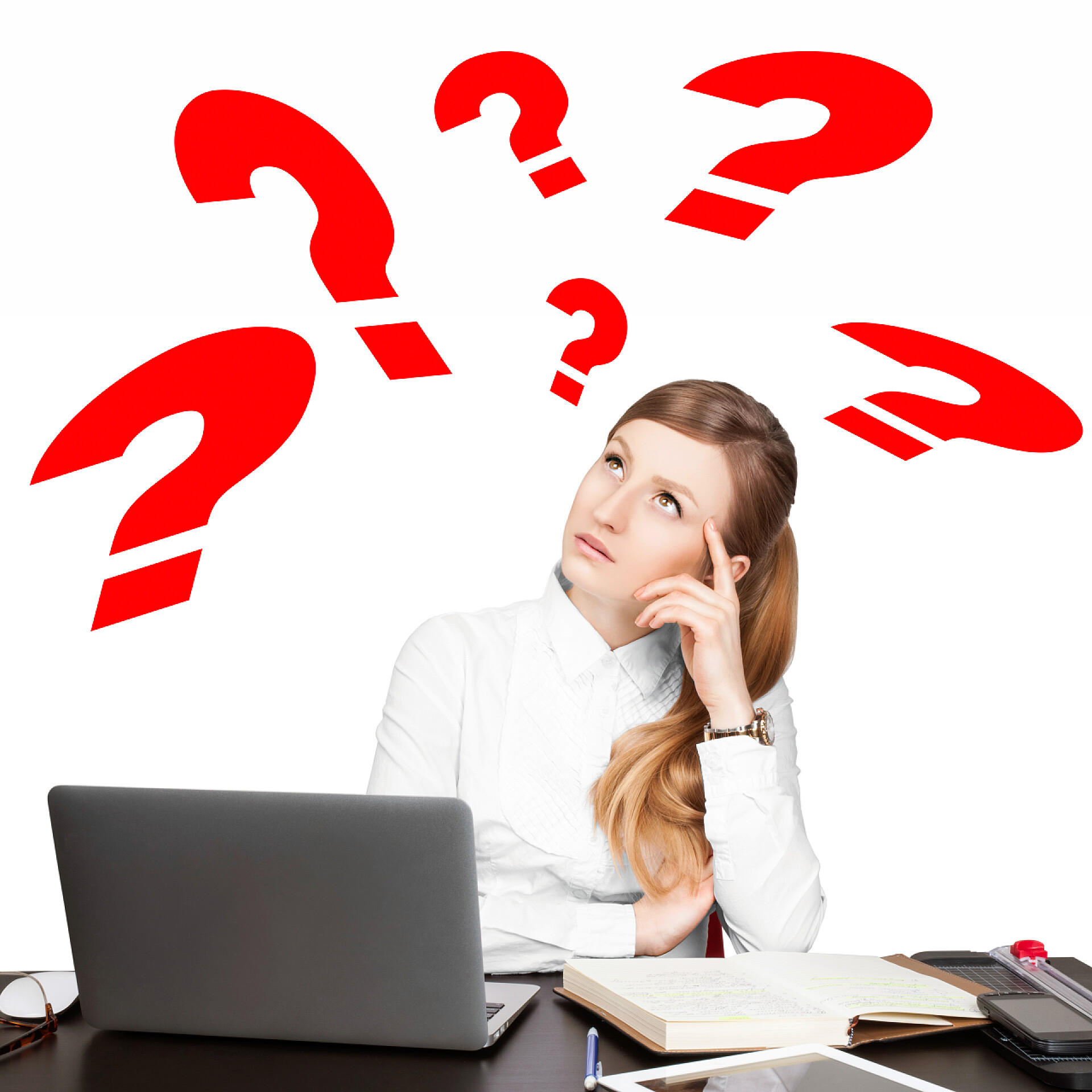 白色背景下思考的女老板她头上的问号思考妇女