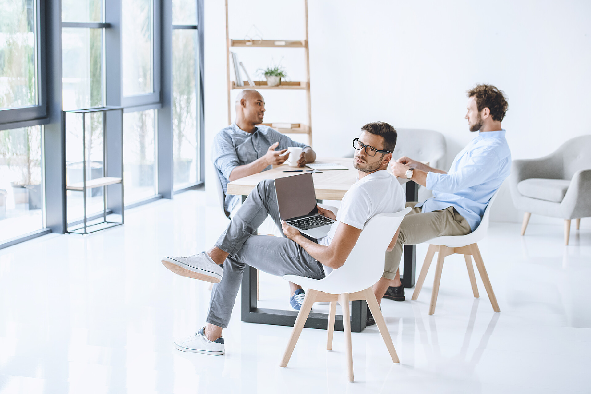 商人坐在现代办公的工作场所多元文化商人在办公室