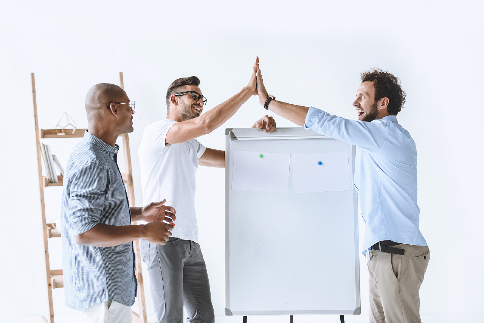 商人在办公室讨论会议内容多元文化商务人士