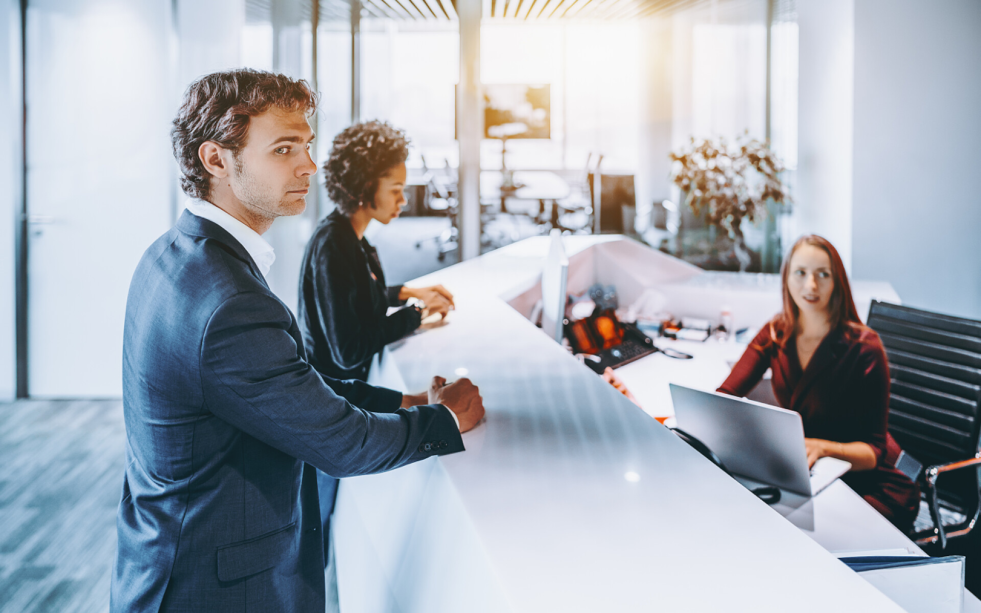 站在公司前台外的职员人们对商务办公接待