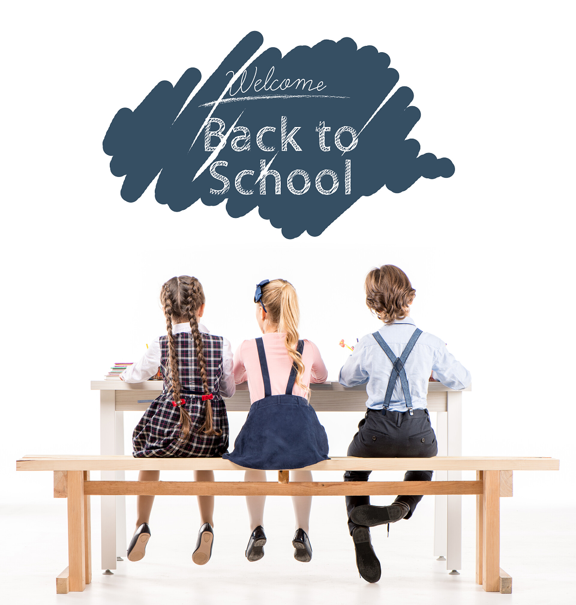 孩子背坐在课桌上欢迎回到学校儿童坐在校服务台