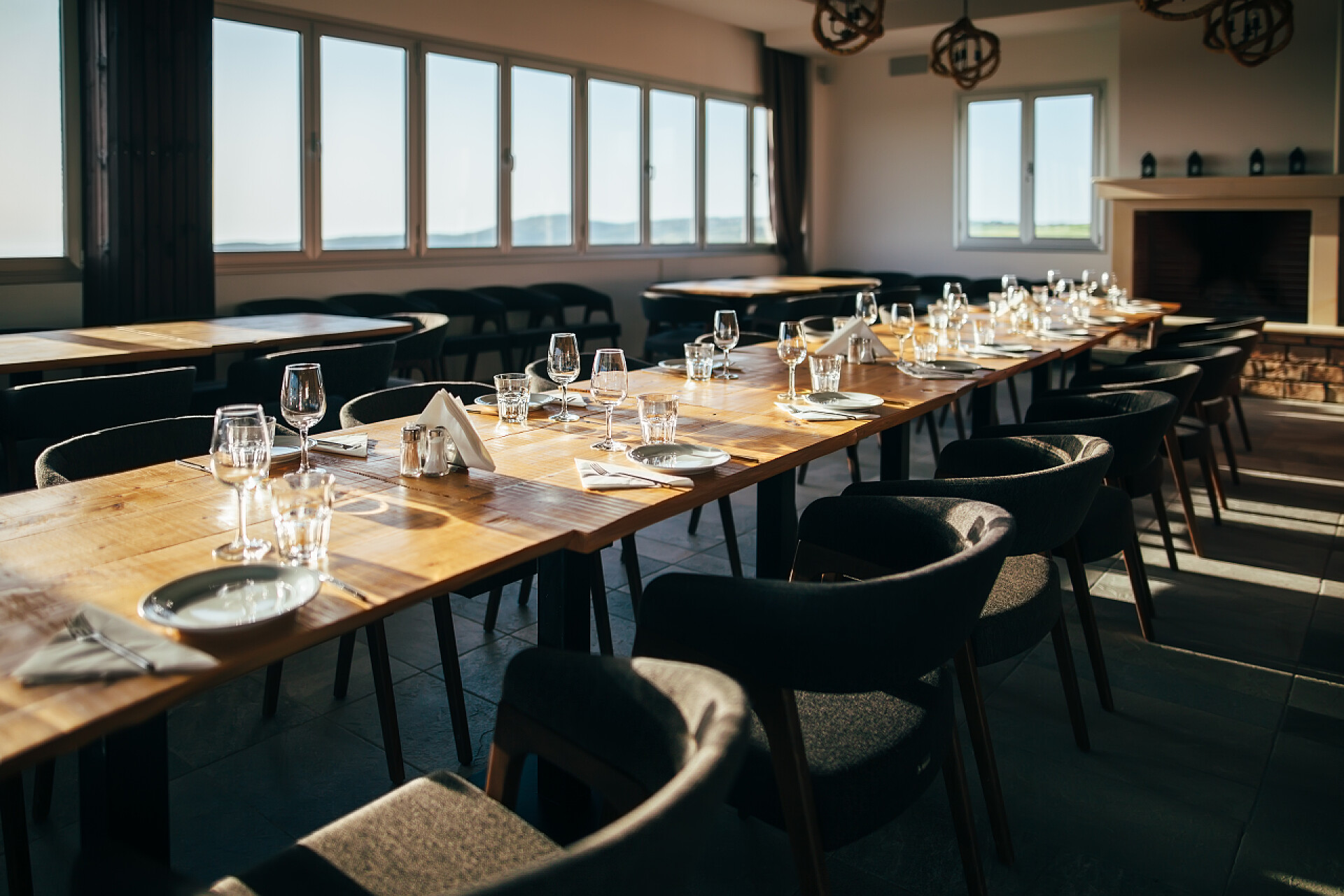 高级餐厅的宣传图表配菜和眼镜