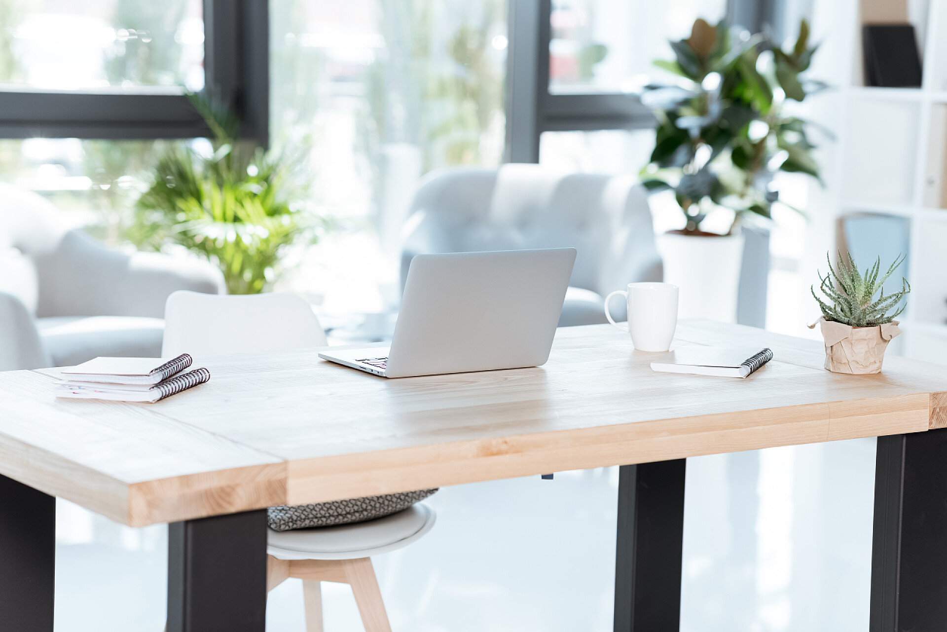 办公室里的办公桌现代工作场所在办公室