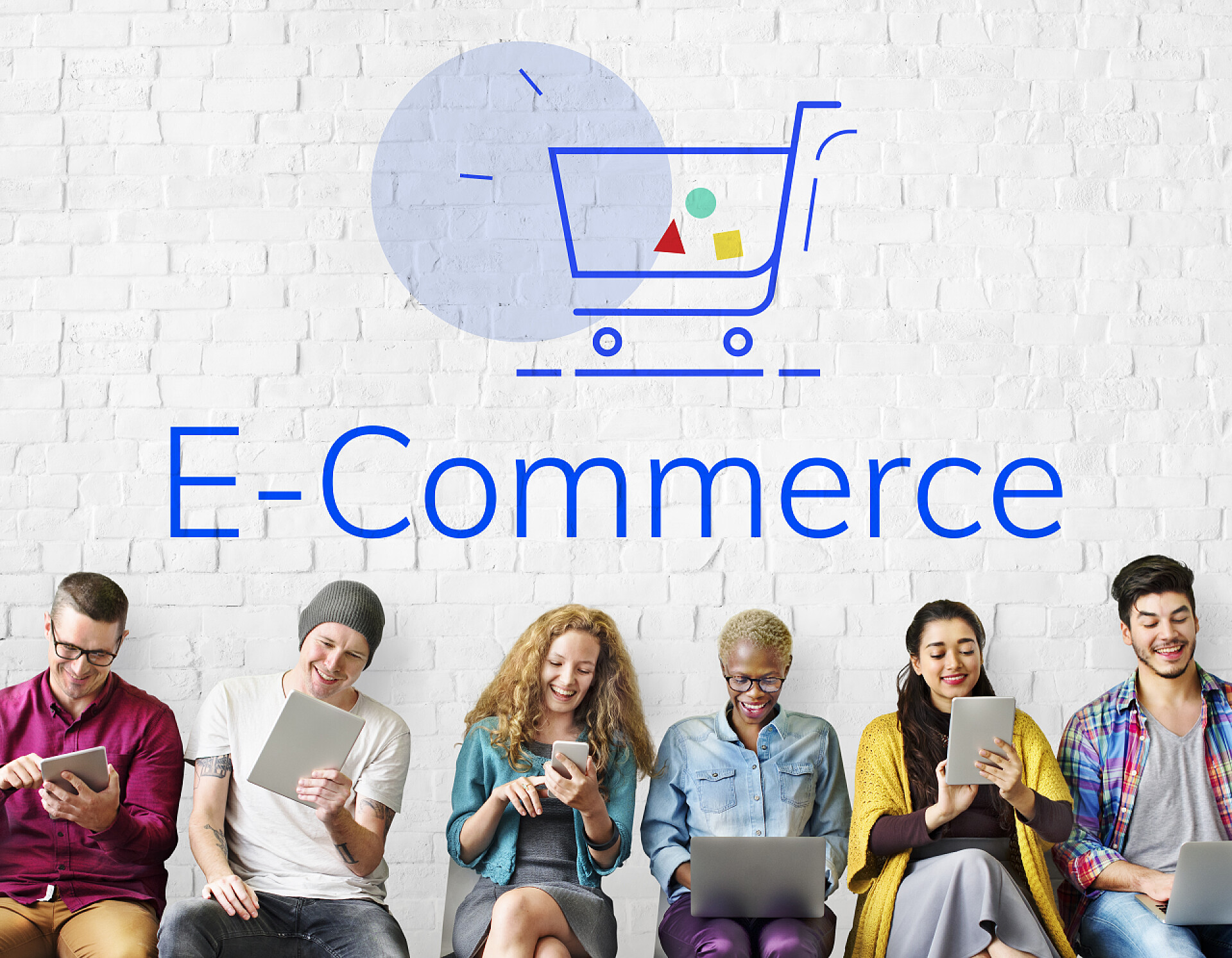 一群外国人在使用手机平板电脑购物使用数字设备的人