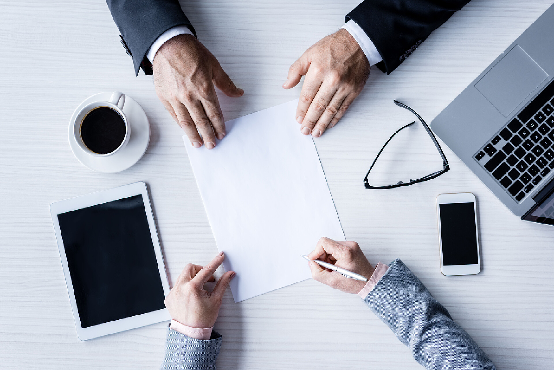 在会议期间签署合同的商业伙伴商业伙伴签署合同