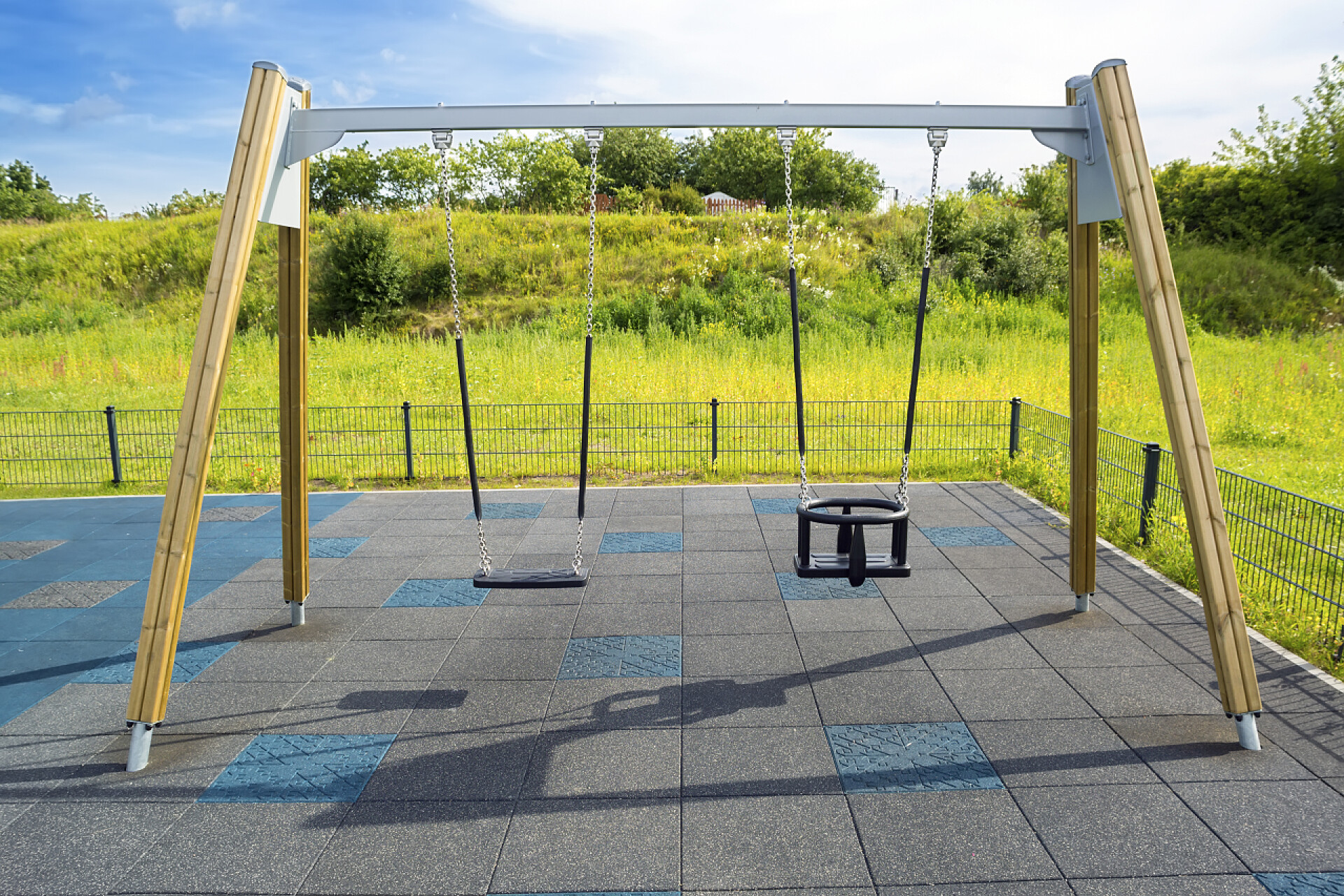 夏日儿童游乐场的秋千空链波动在操场上