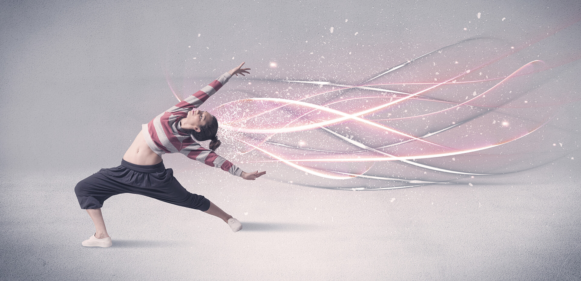 灰色背景上的舞蹈演员在跳舞时髦的城市舞蹈家，有着闪亮的线条
