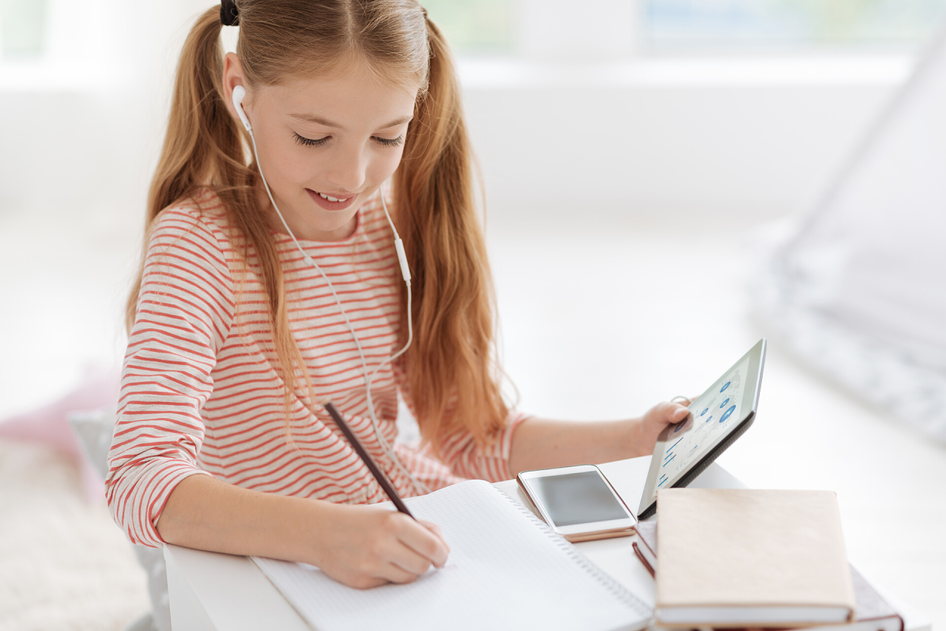 小女孩用平板电脑学习聪明的女生做回家作业