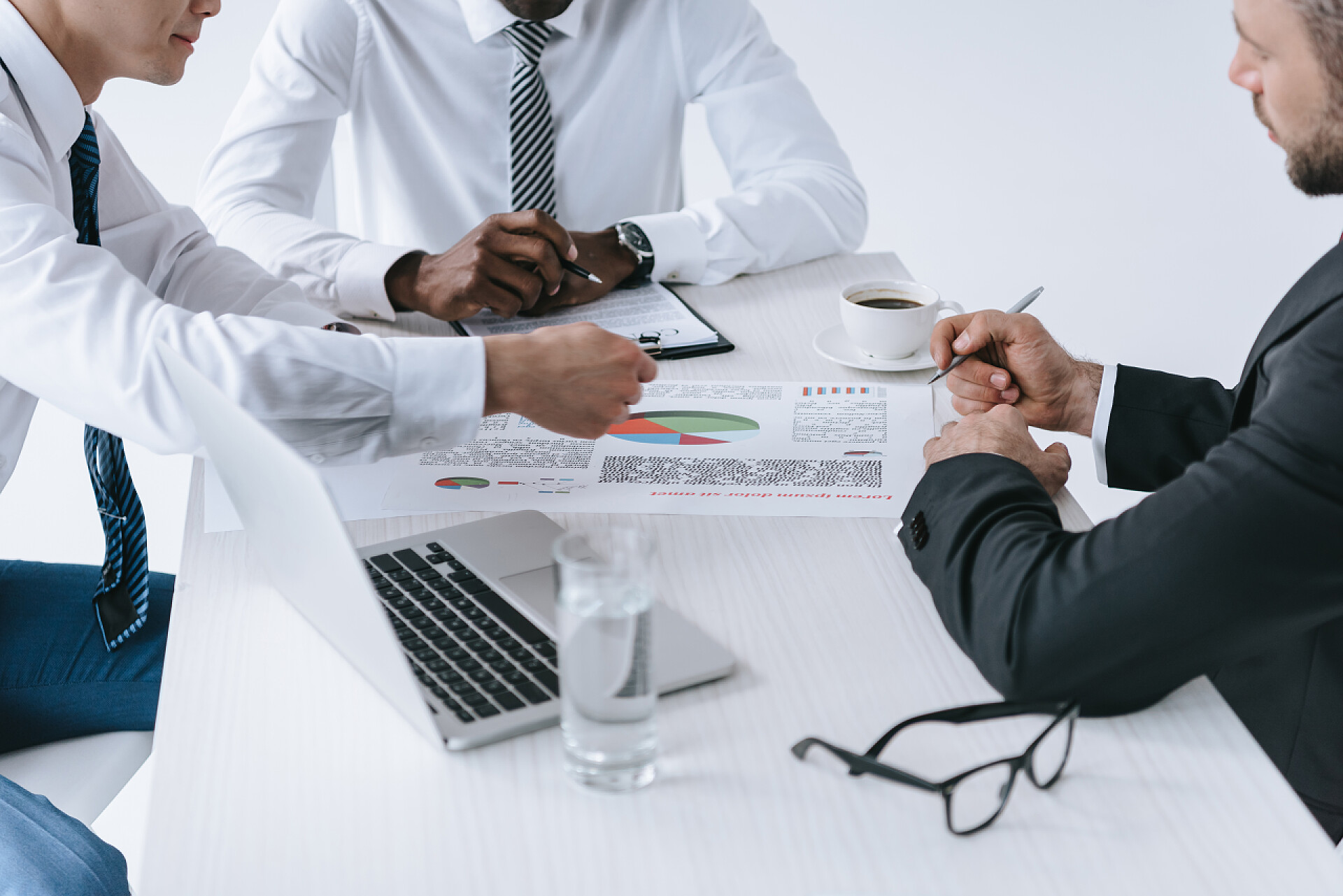 上班族在办公室工作多民族商人讨论项目