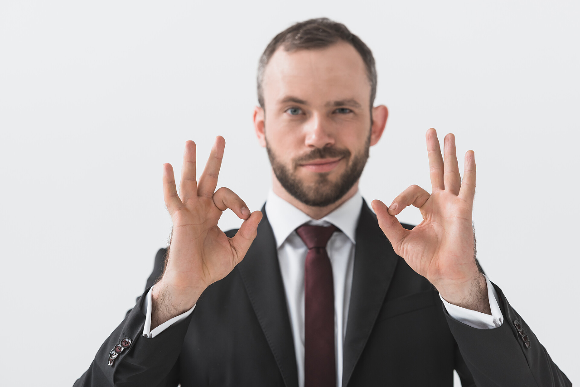 白色背景上一个男人双手做OK手势商人展示好的标志