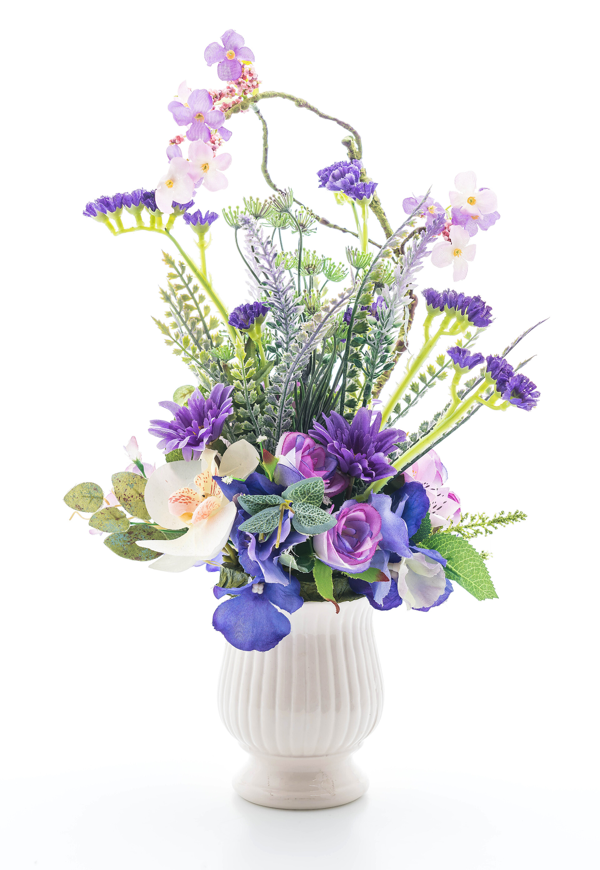 白色背景一瓶鲜花美丽束鲜花插在花瓶里