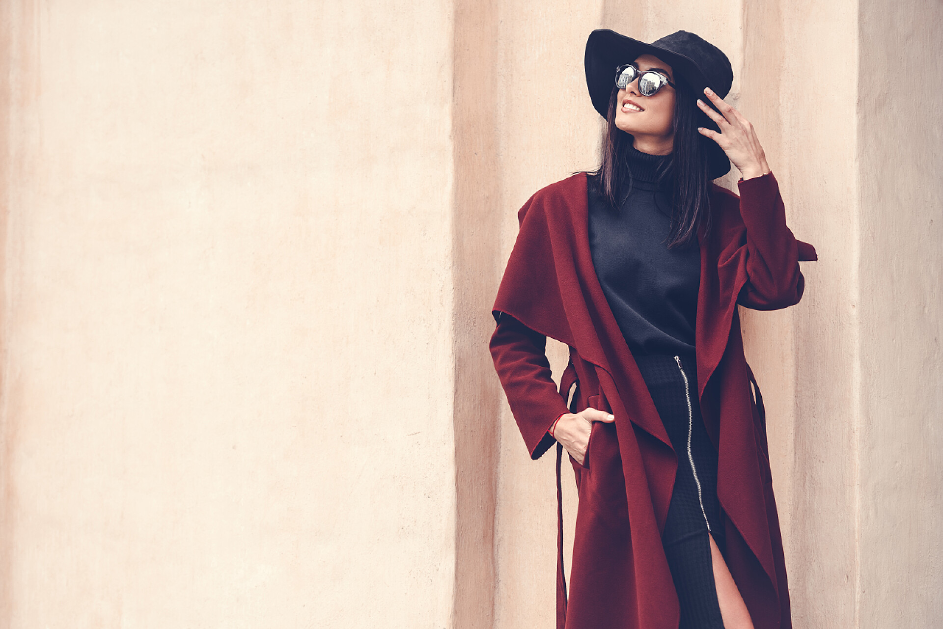 在老建筑旁边合影的时尚女子时尚服装的年轻女子