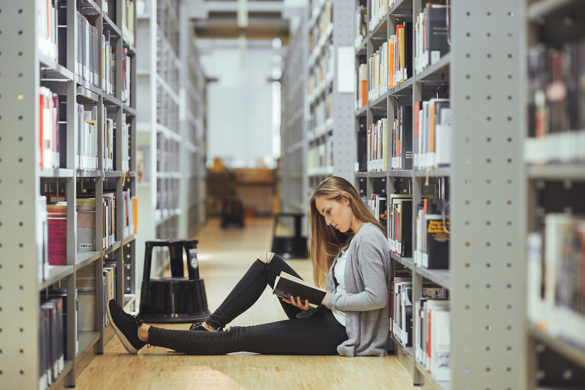 漂亮女学生在高中图书馆学习漂亮女学生学习在高中图书馆 