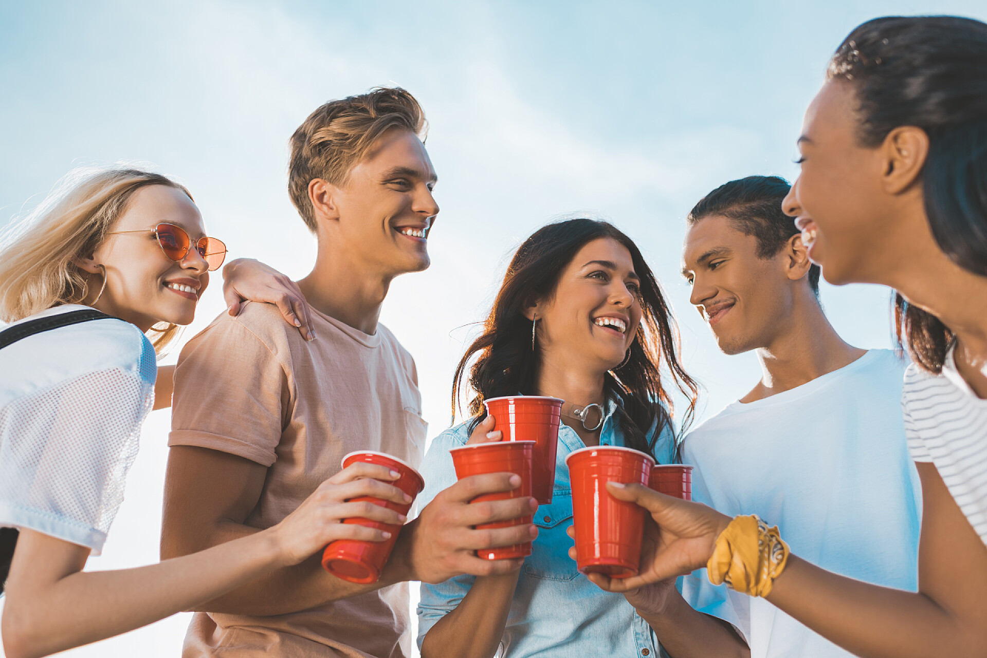 年轻朋友们聚会干杯朋友们无比塑料眼镜