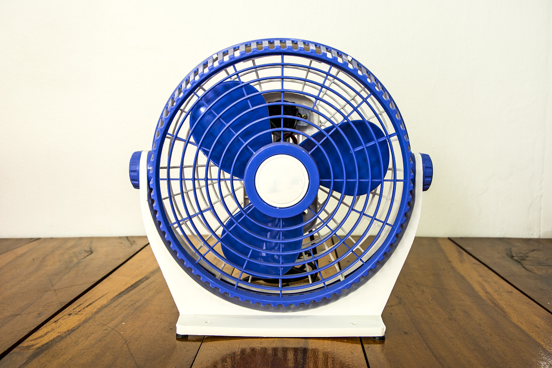 木桌上一台蓝色风扇木地板蓝色迷你风扇