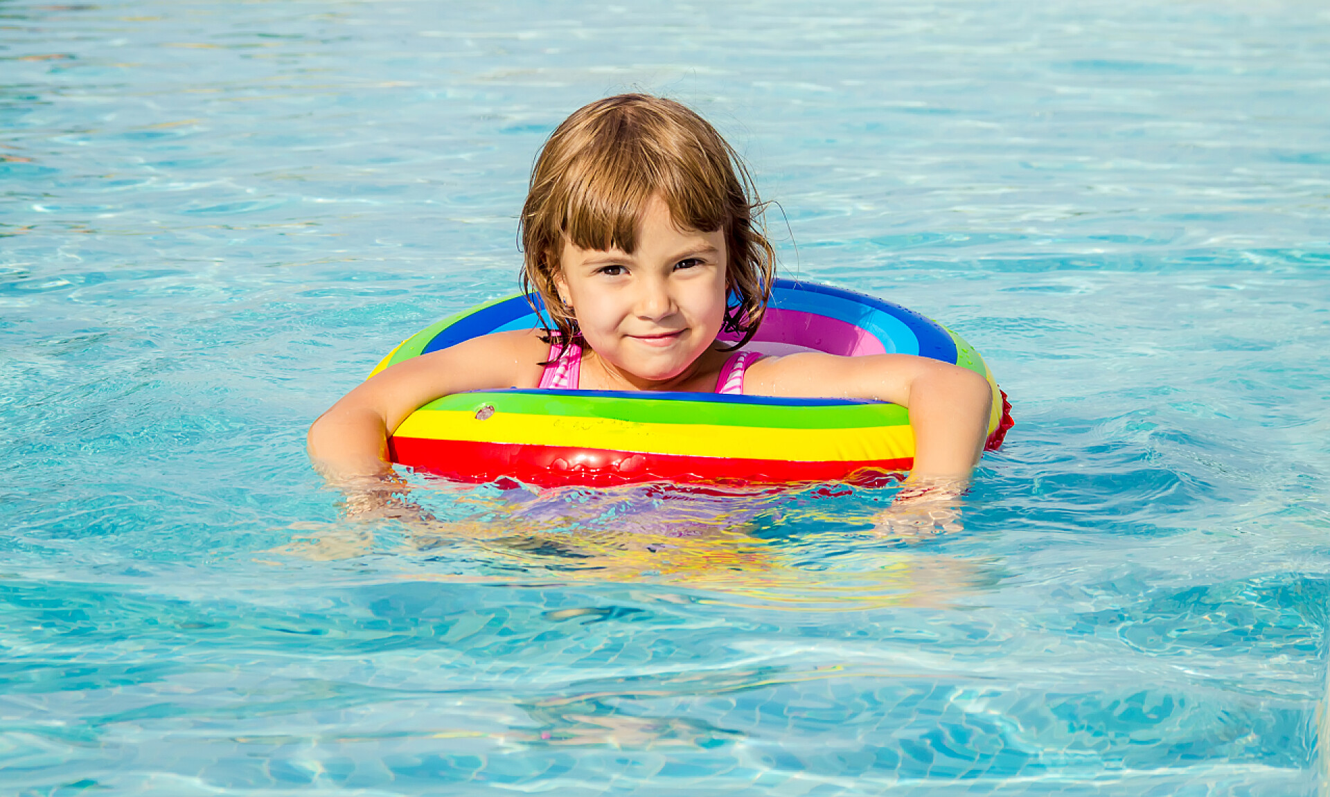 儿童沐浴在度假村的游泳池儿童沐浴在度假村的游泳池。选择性的焦点. 