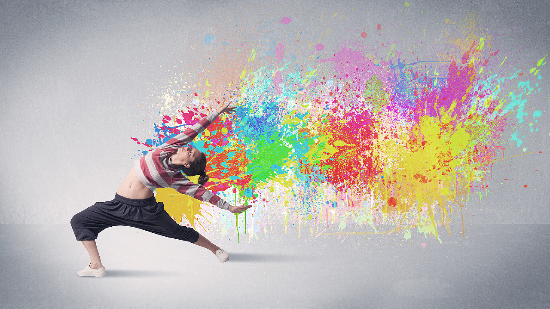 灰色背景上艺术舞者色彩斑斓的年轻街头舞蹈演员