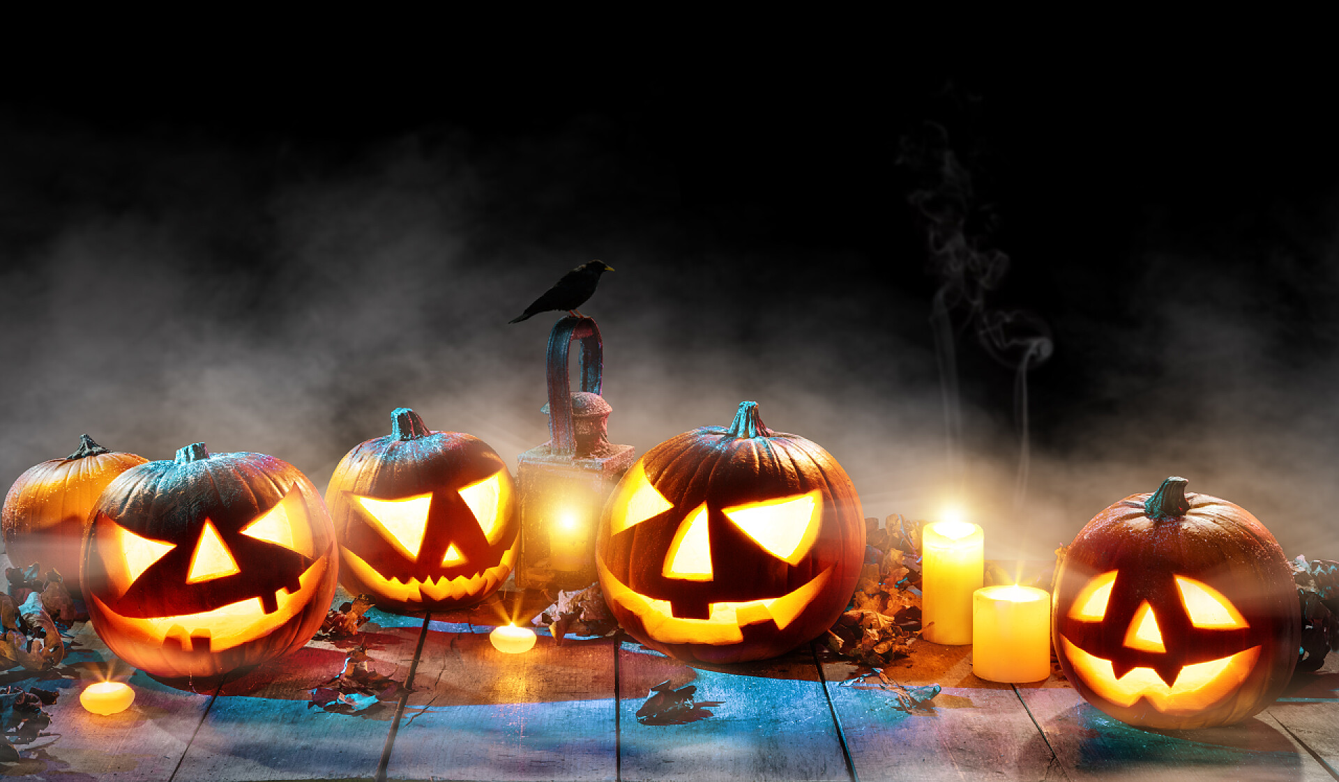 在木板上的南瓜灯和蜡烛万圣节场景在木板上的幽灵万圣节南瓜。