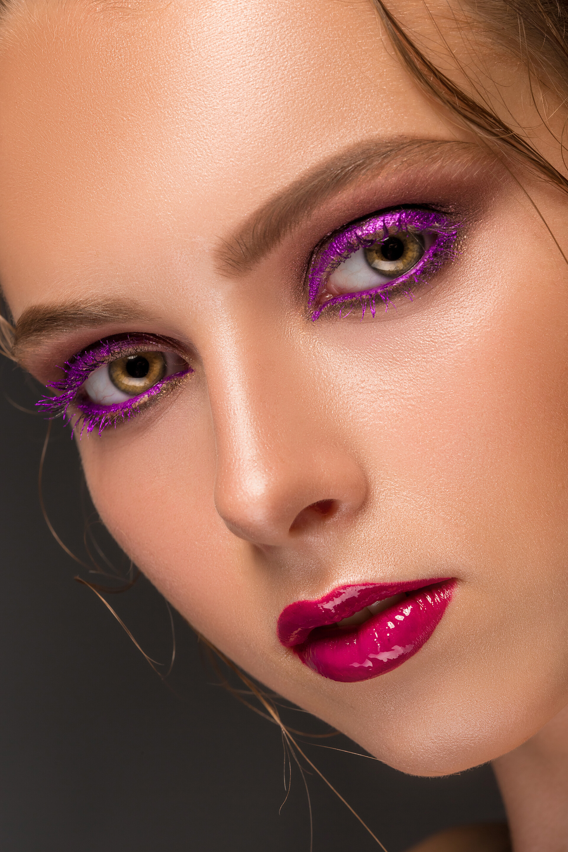 美女的面部五官特写美丽女人脸部特写孤立在黑色背景上。美丽