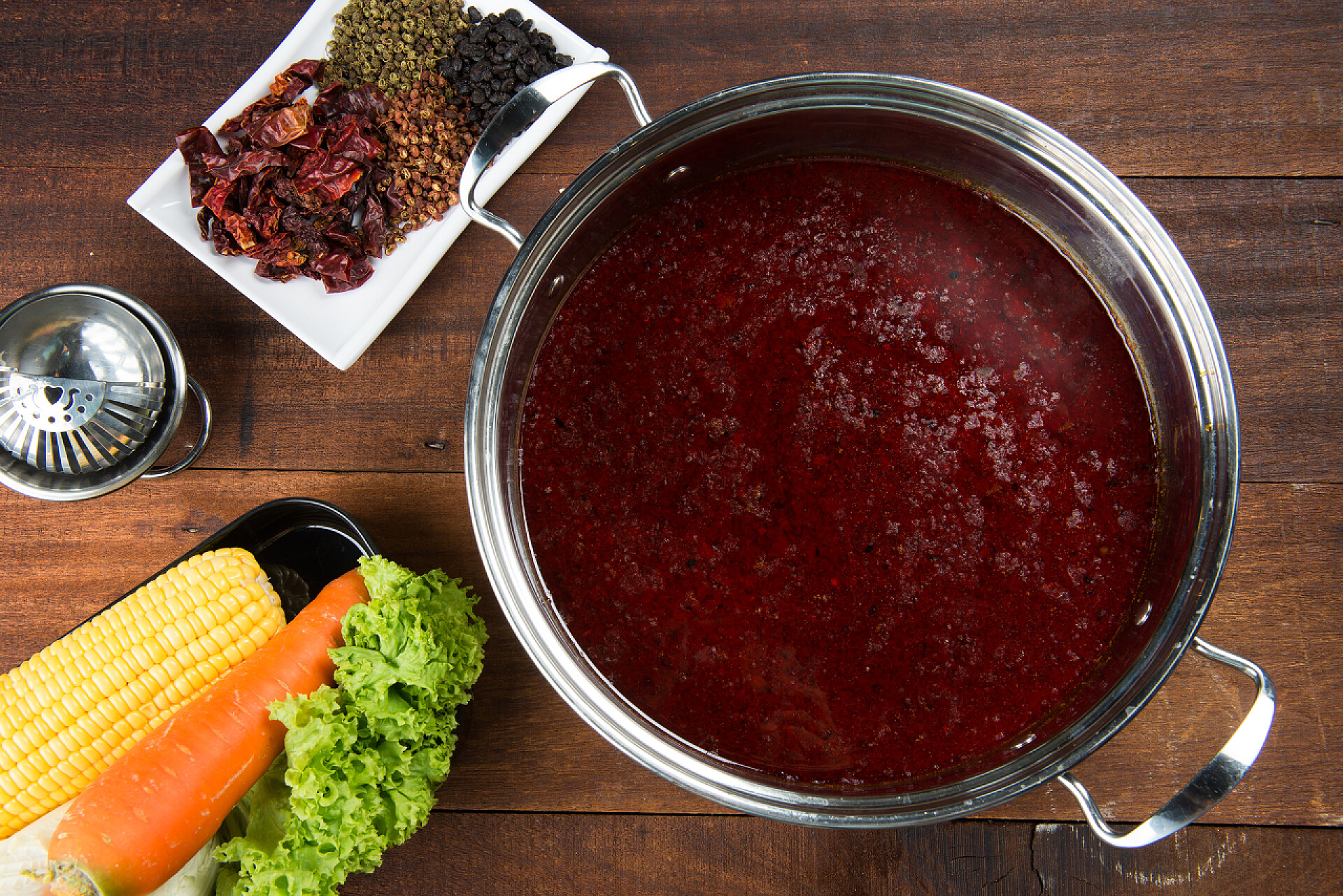 一桌的麻辣火锅底料和蔬菜仰视图中国麻辣火锅