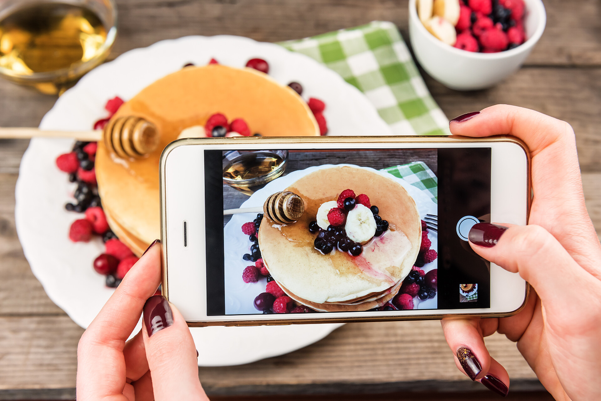 用手机给蛋糕拍照仰视图薄煎饼的照片