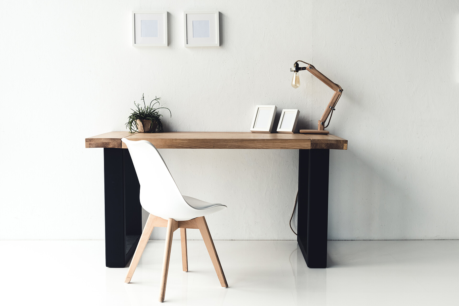 办公室里的桌椅和相册特写镜头相框挂在墙上的工作场所