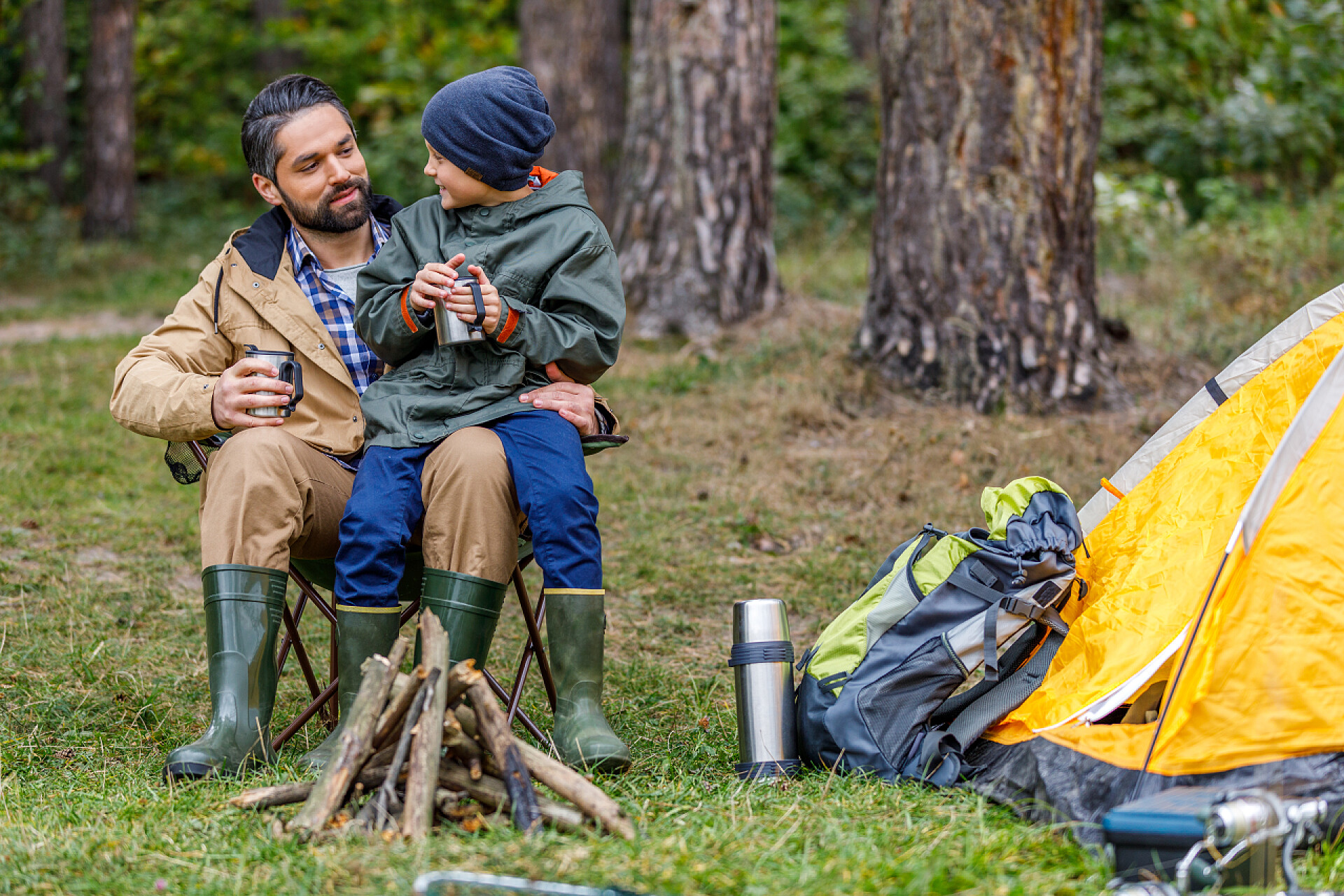 父亲与儿子在森林里野营父子关系