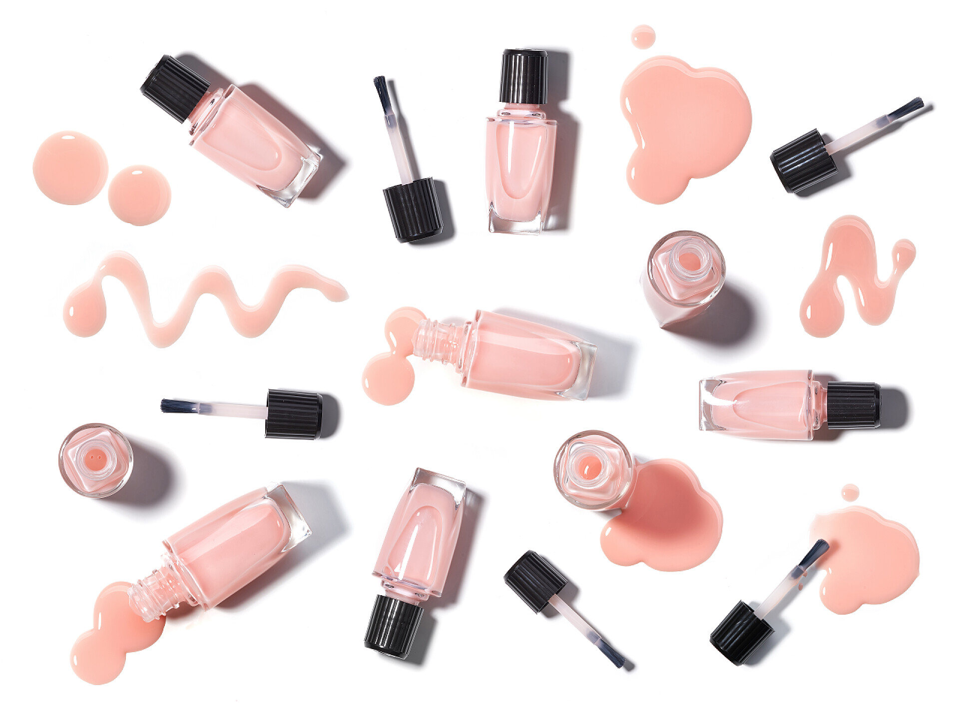 在白色背景上的粉色系指甲油时尚颜色的指甲油