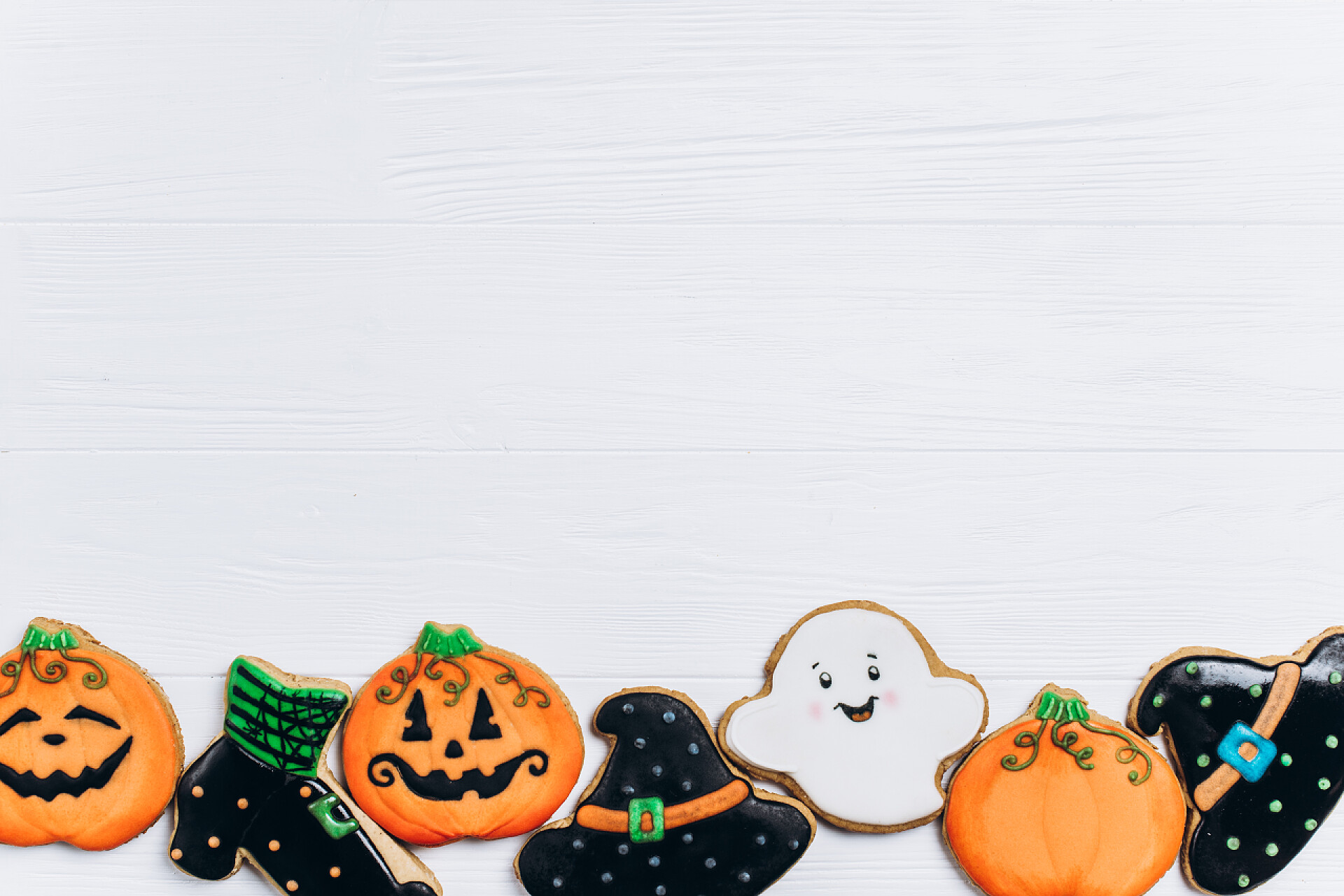 在桌子上的摆放着带有万圣节元素的姜饼干在桌子上万圣节有趣美味的姜饼干。上面的水平视图