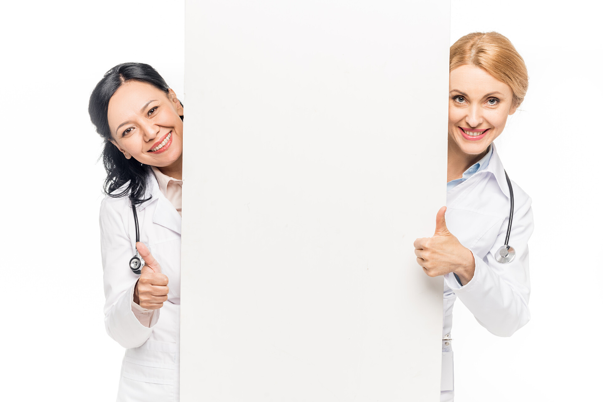 女医生拿着空白横幅竖起大拇指微笑医生拿着空白横幅