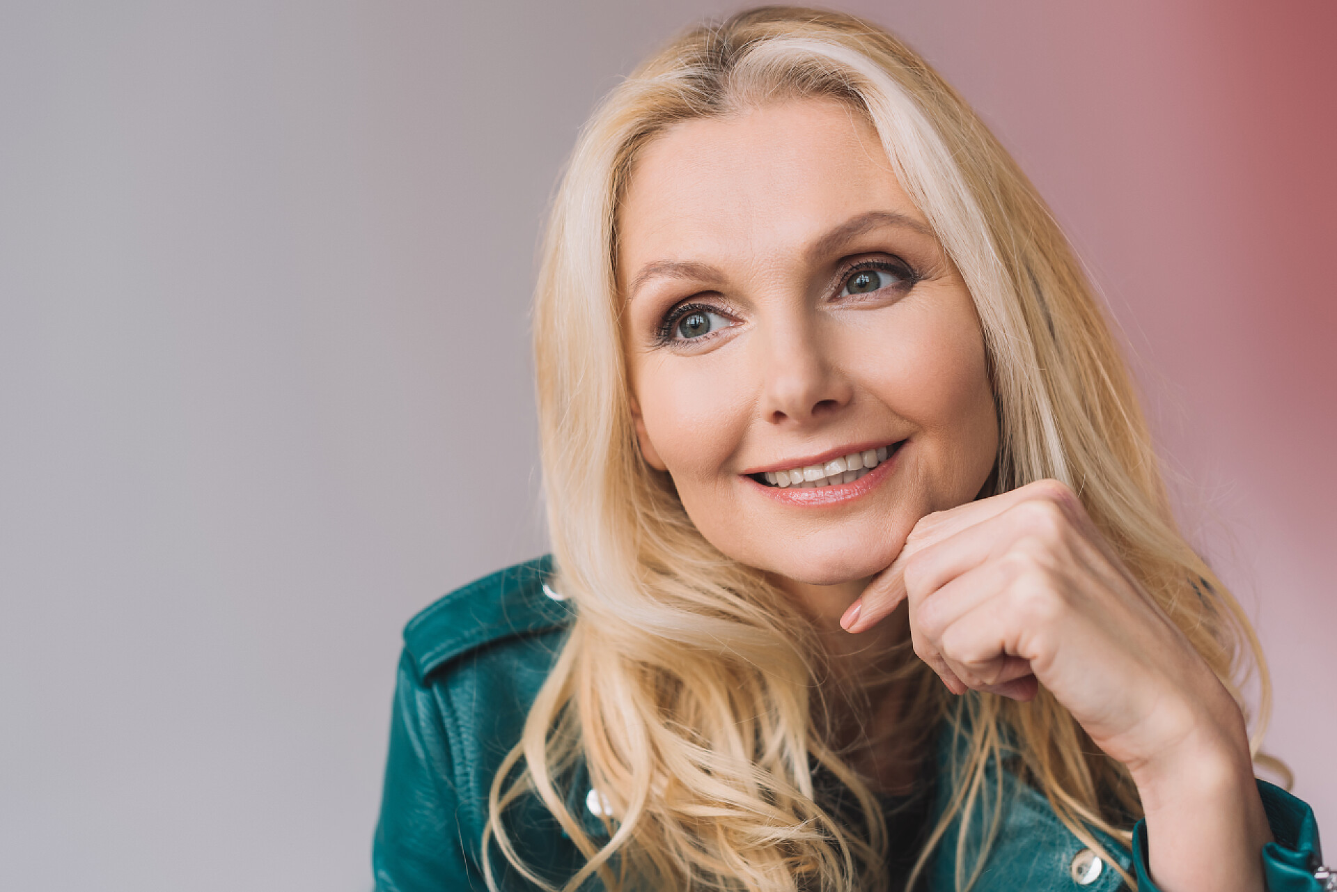 穿绿色皮革夹克的成熟妇女有魅力的成熟女人