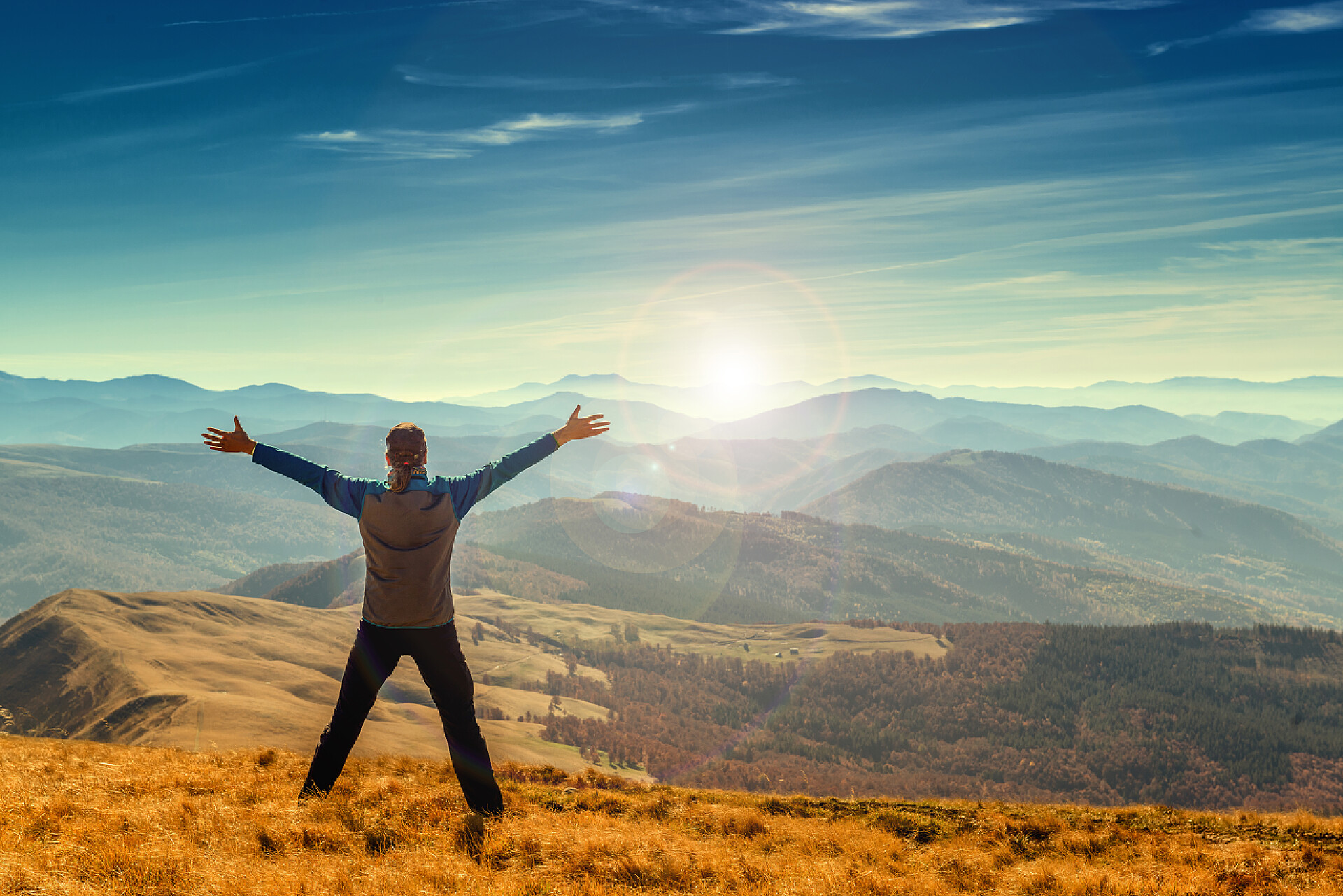 一个男人站在山顶上的背影