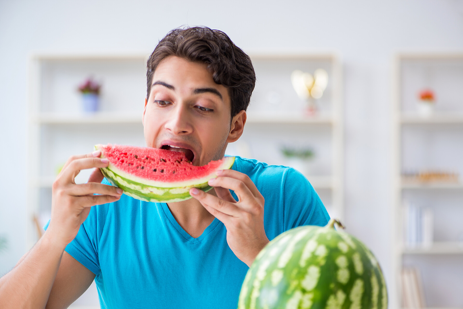 在家吃西瓜的男人在家吃西瓜的人