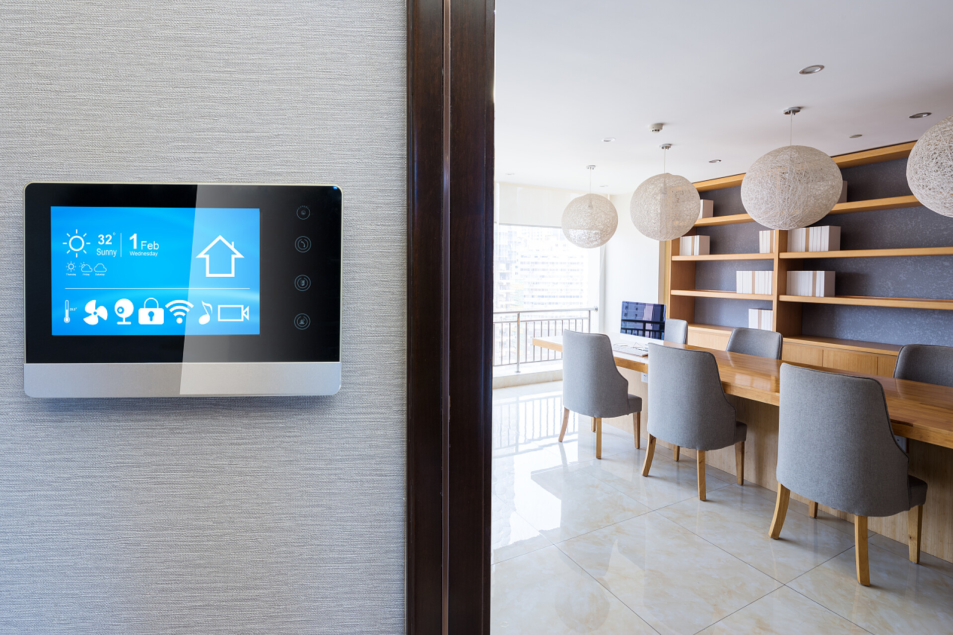 现代会议室墙上的智能屏幕带现代会议室的智能屏幕