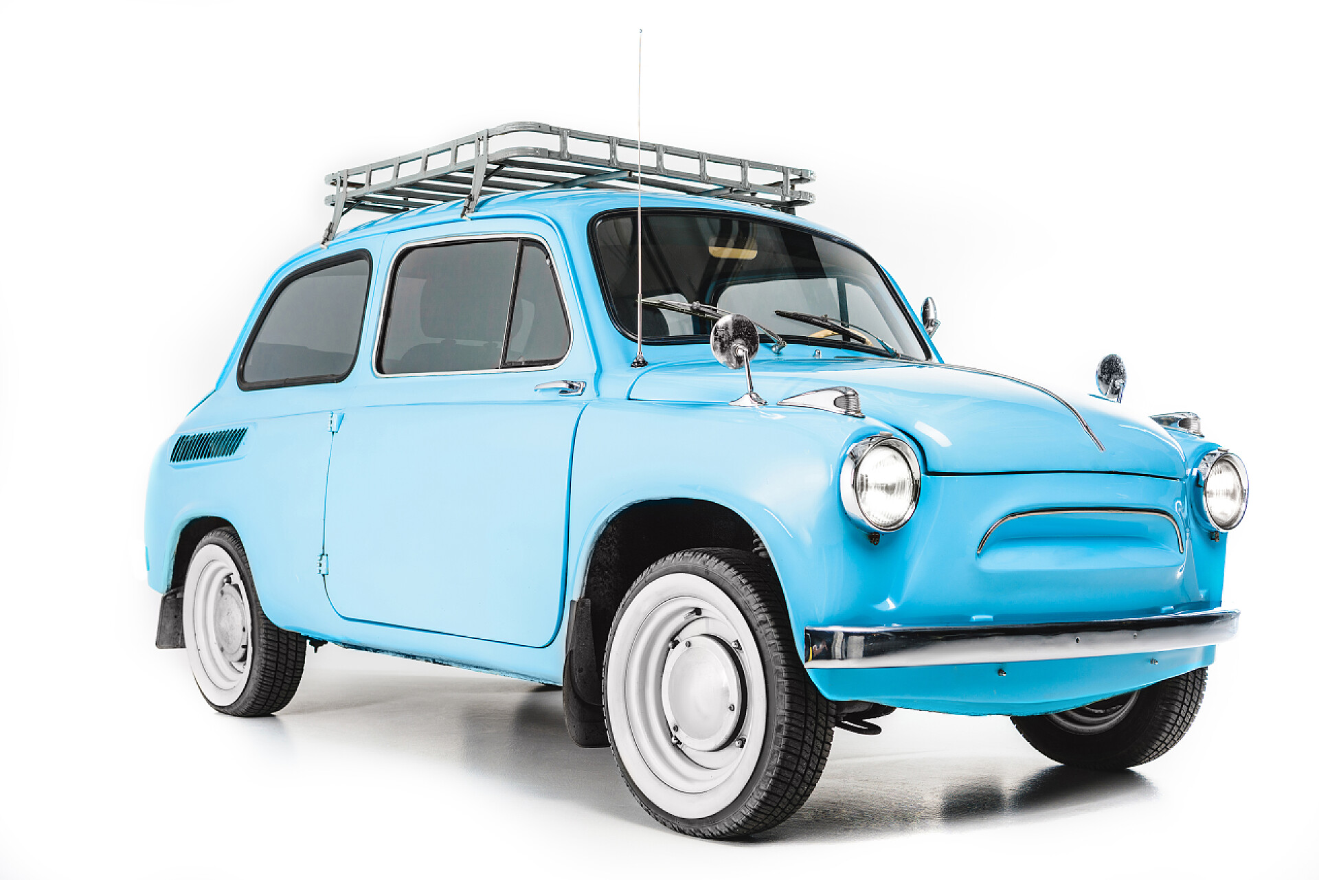 白色背景下蓝色的复古汽车的侧面图复古车