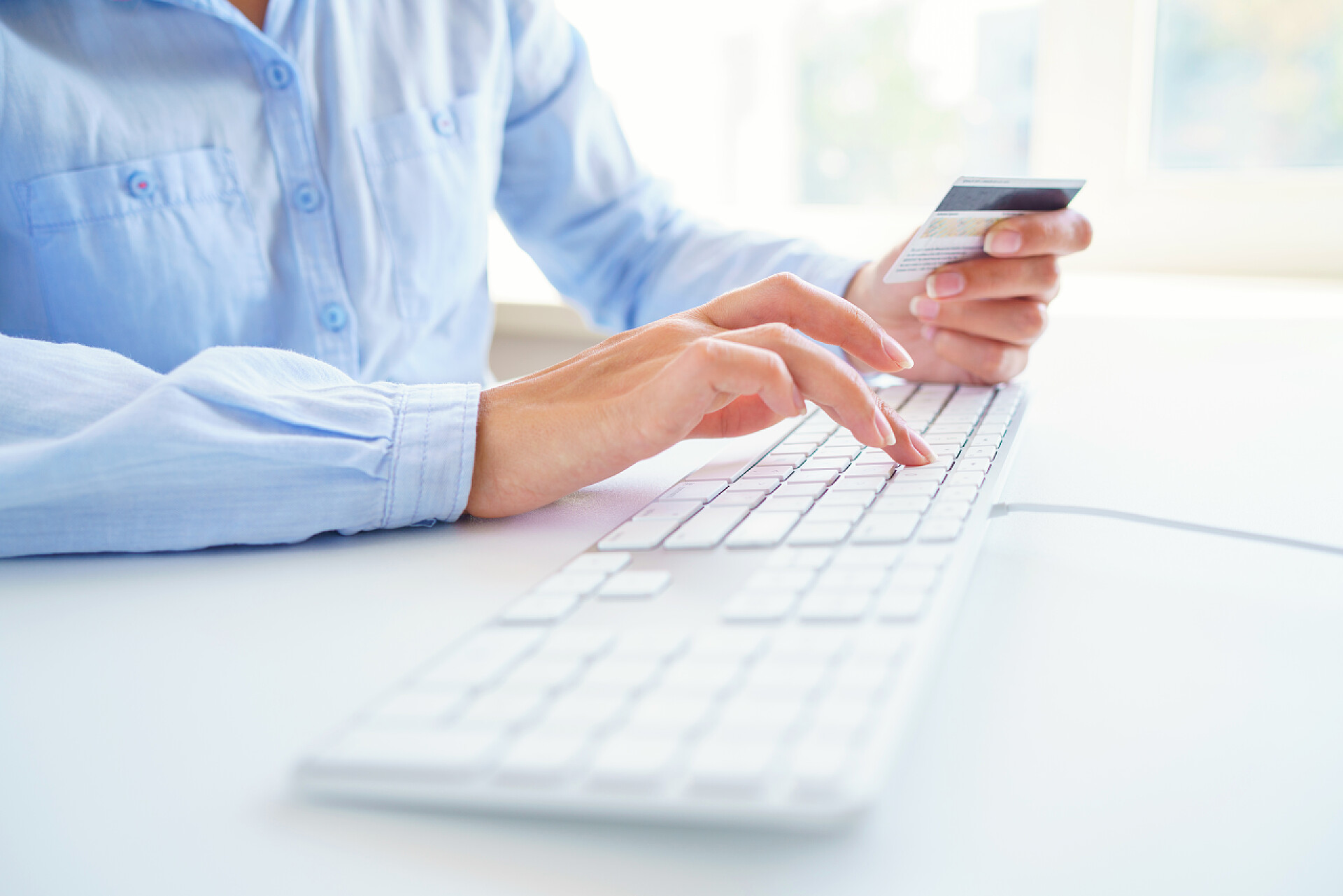 女人使用信用卡进行网上支付使用信用卡网上支付的女人。概念