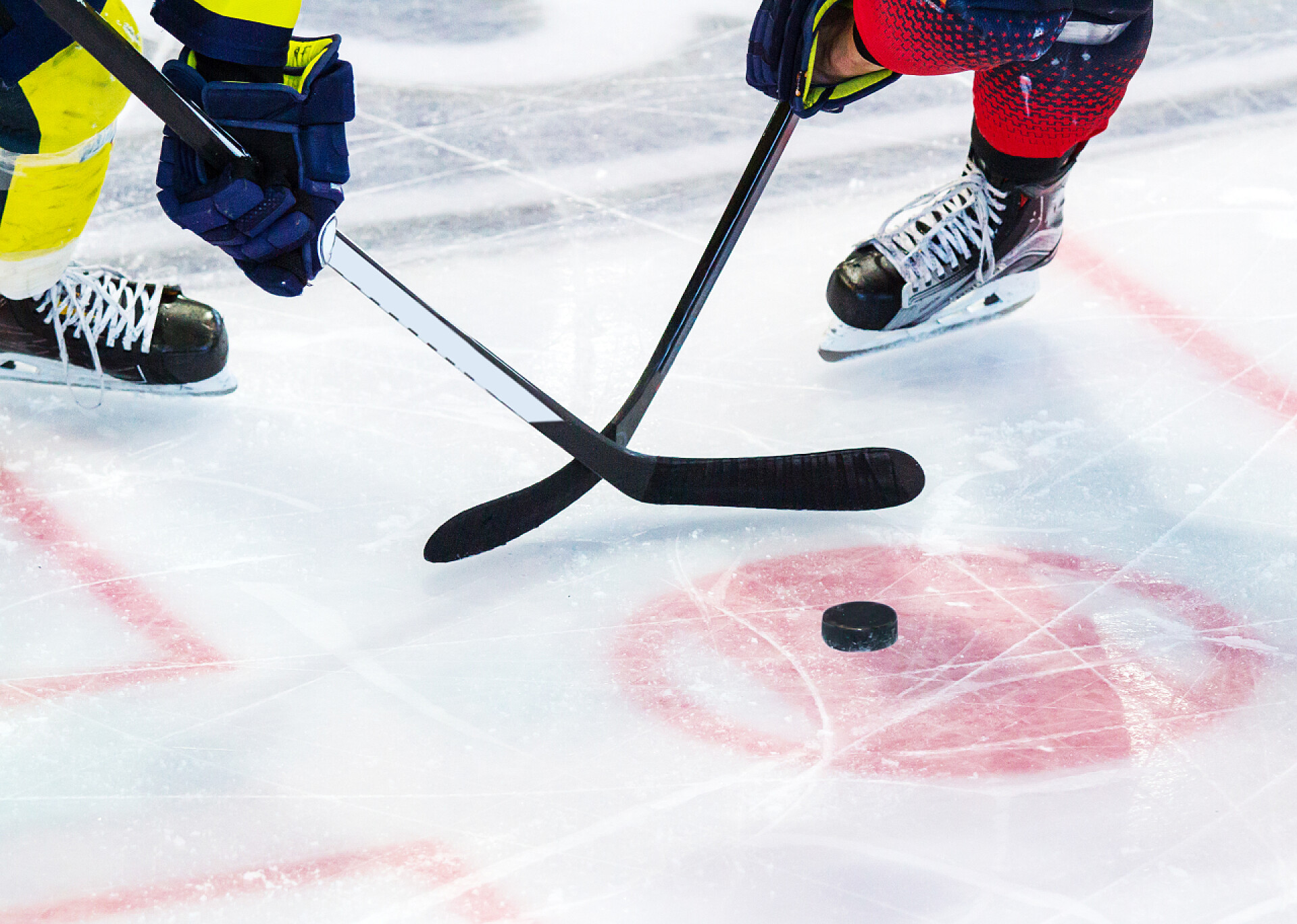 冰球球员在冰上运动冰上曲棍球球员在冰上 